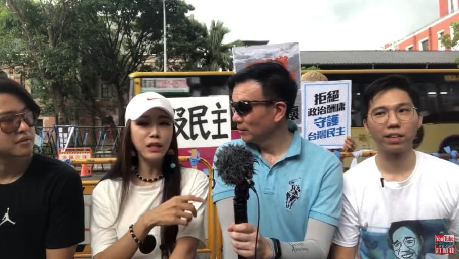 于北辰(右2)為了聲援國民黨立委,在立院外死守,期間有直播主來幫忙。(翻攝北極星說故事YouTube)