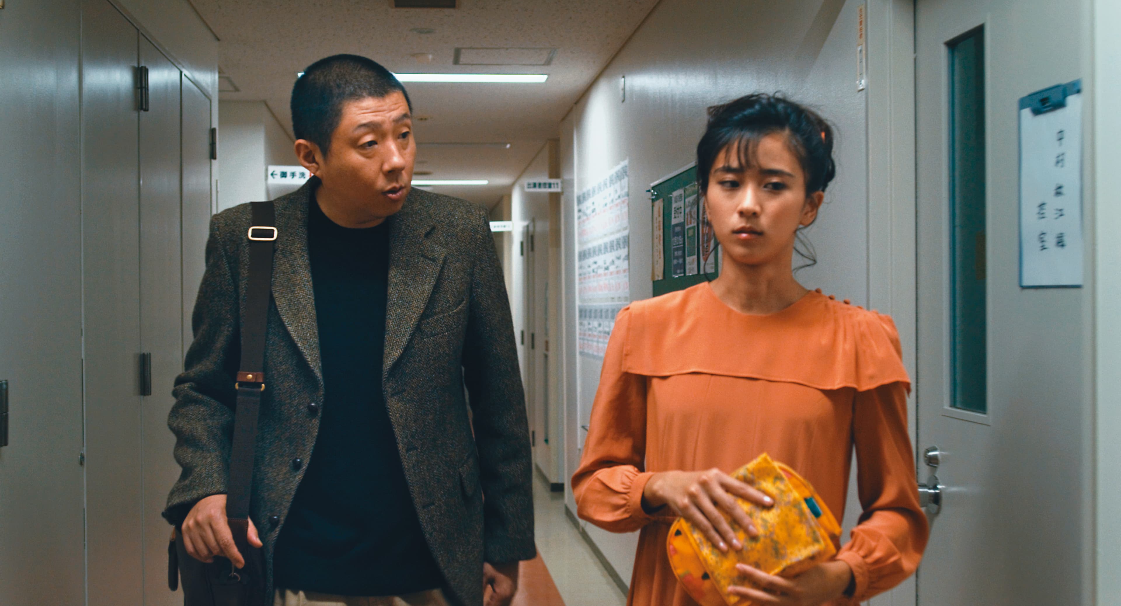 黑島結菜(右)在《咒怨之始》飾演新進女星,因家中出現奇怪聲音求助靈學專家荒川良良(左)。(Netflix提供)