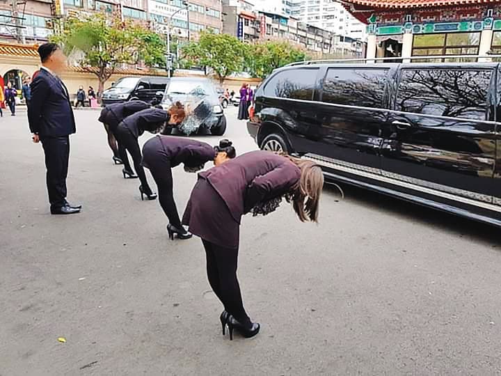 禮儀專員被要求穿高跟鞋、九十度鞠躬，這樣的動作相當吃力。（受訪者提供）
