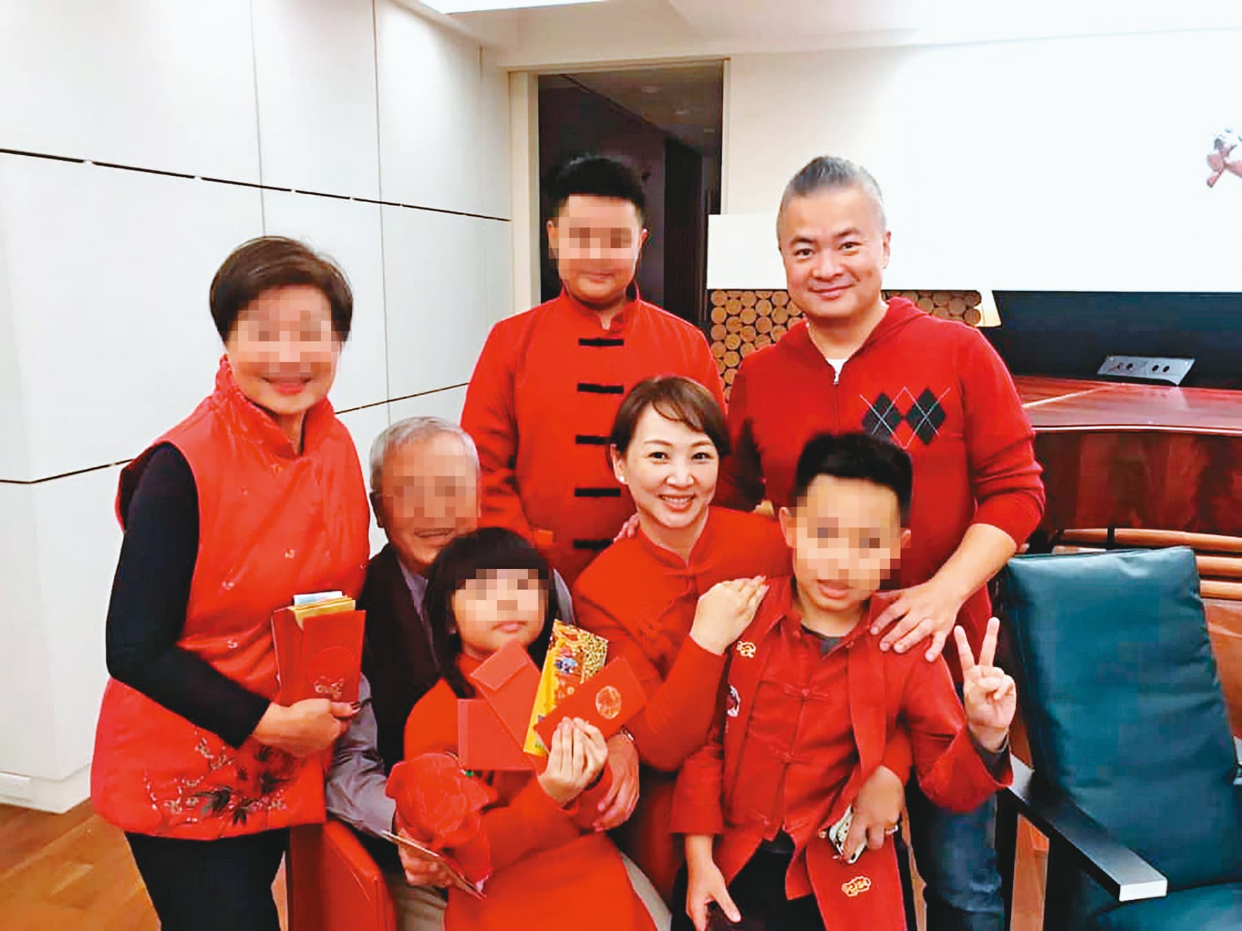 郁方2006年嫁給斐儷珠寶總經理陳昱羲,共育有2子1女。(翻攝自好門媳婦的秘密生活郁小方臉書)