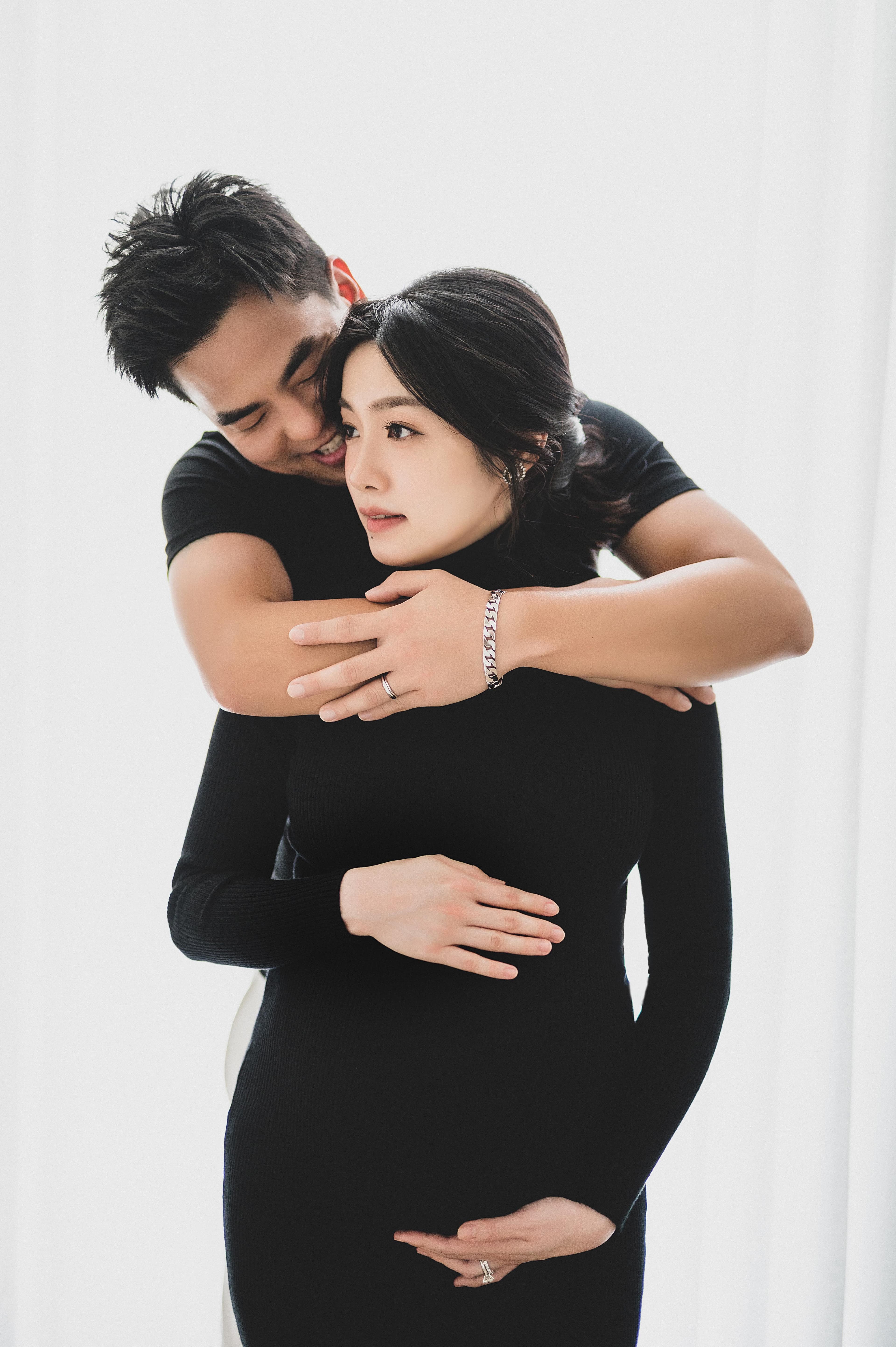 在結婚滿周年之際,柯有倫宣布老婆Donna預產期為今年8月10日。(LinLi Boutique提供)