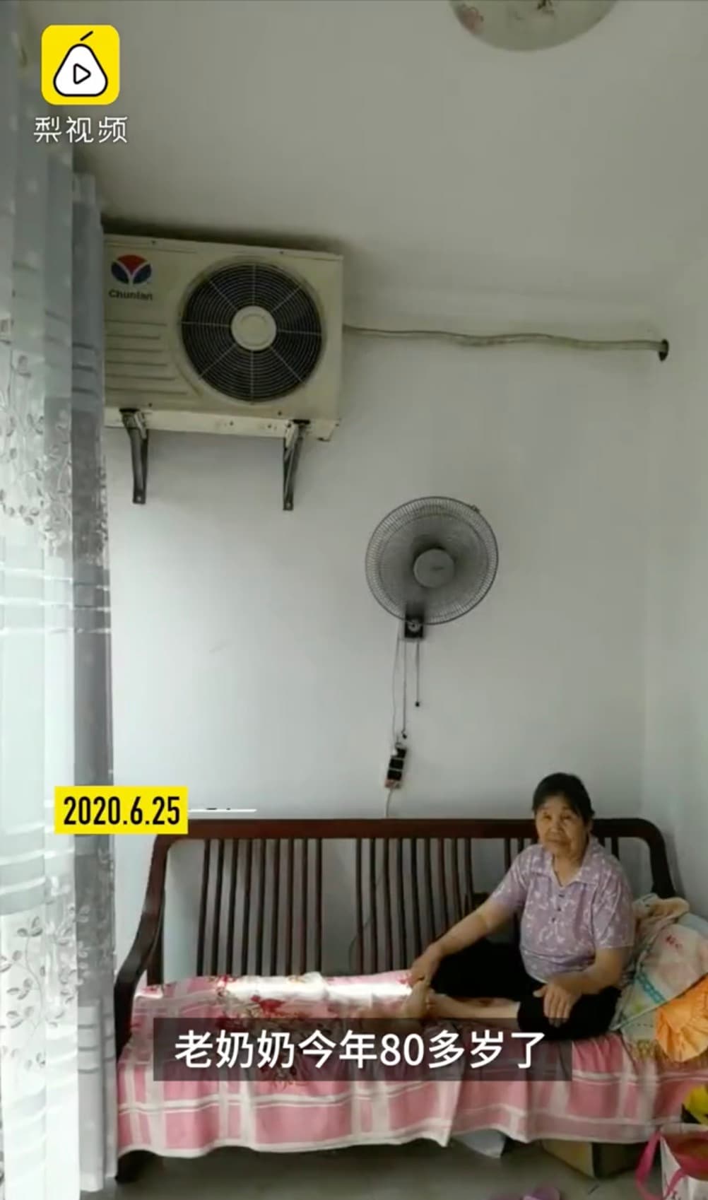 鄰居拜訪時才意外發現,廠商竟將室外機裝在老奶奶家的客廳裡。(翻攝梨視頻)