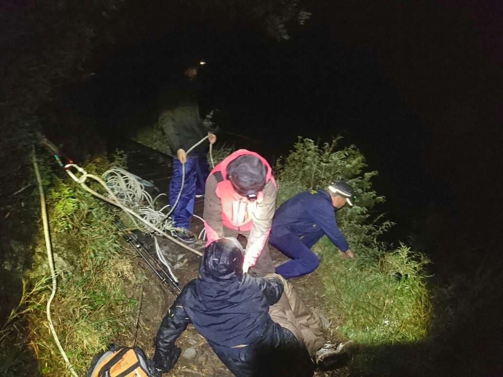 山友單日往返玉山主峰摸黑回程墜崖掉落邊坡,玉山處人員抵達現場架設繩索,成功將墜崖山友拉回步道。(玉管處提供)