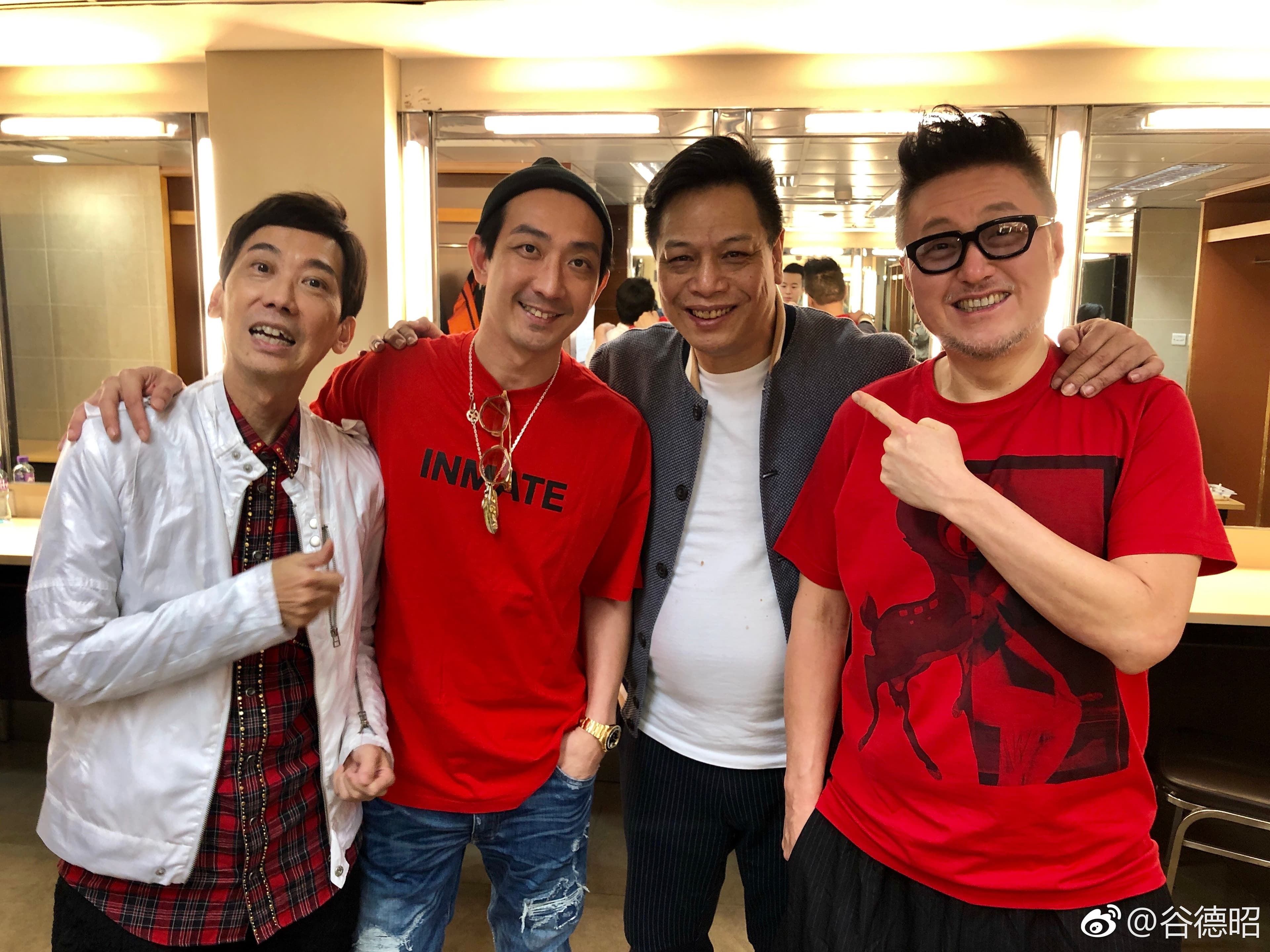 去年李健仁(右2)與「唐牛」谷德昭(右1),以及李璨琛(左2)、張達明(左1)等好友一起看演唱會。(翻攝自谷德昭微博)