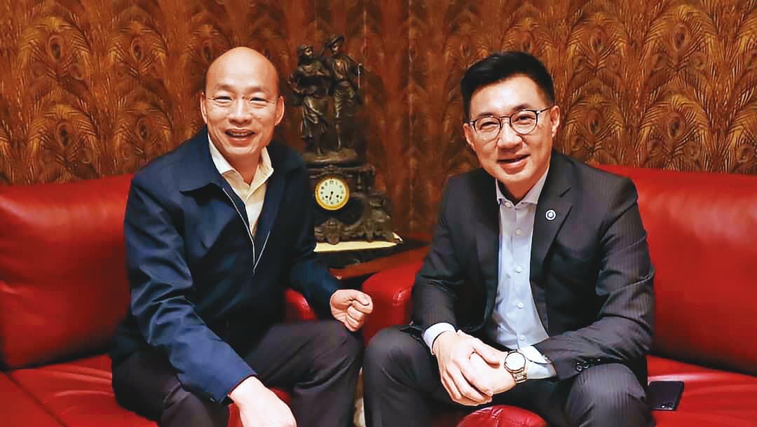 深陷改革泥淖及補選硬仗的江啟臣(右),黨魁威信搖搖欲墜,但近來與韓國瑜(左)關係愈來愈緊密。圖為今年3月2人在高市府首度會面。(國民黨提供)