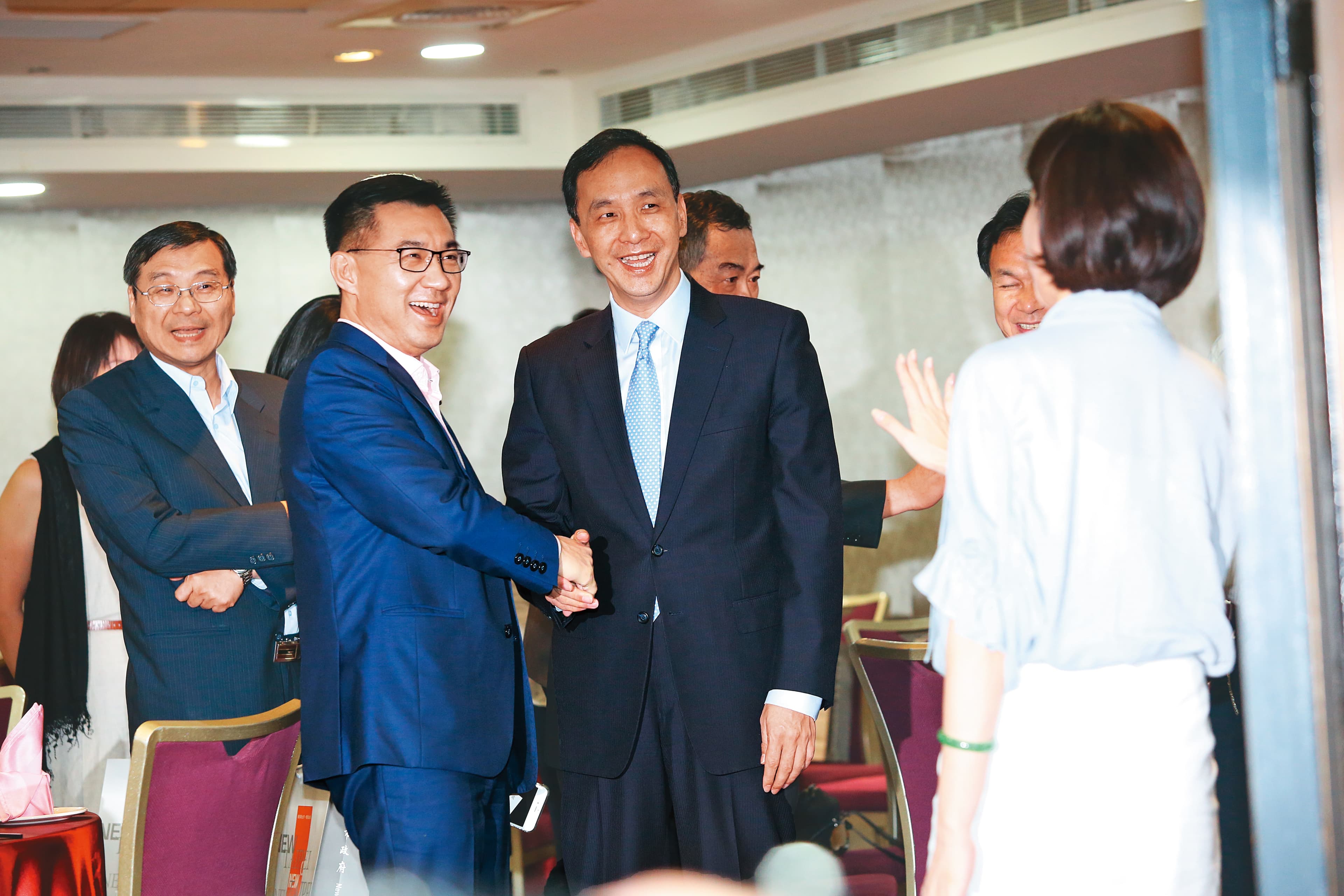 今年初黨魁改選前夕,江啟臣、朱立倫一度屬同一陣線,但2人關係如今已不如前。圖為2017年朱宴請黨籍立委及縣市長。