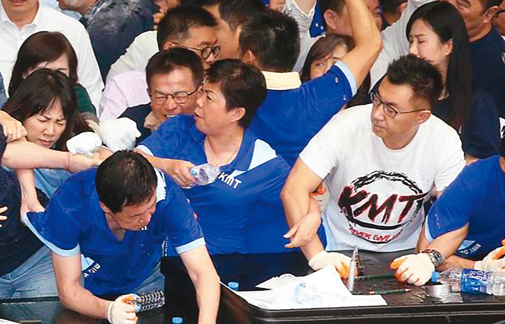 國民黨主席江啟臣(右)率眾占領立院主席台,高喊「監委酬庸、拒絕背書」。