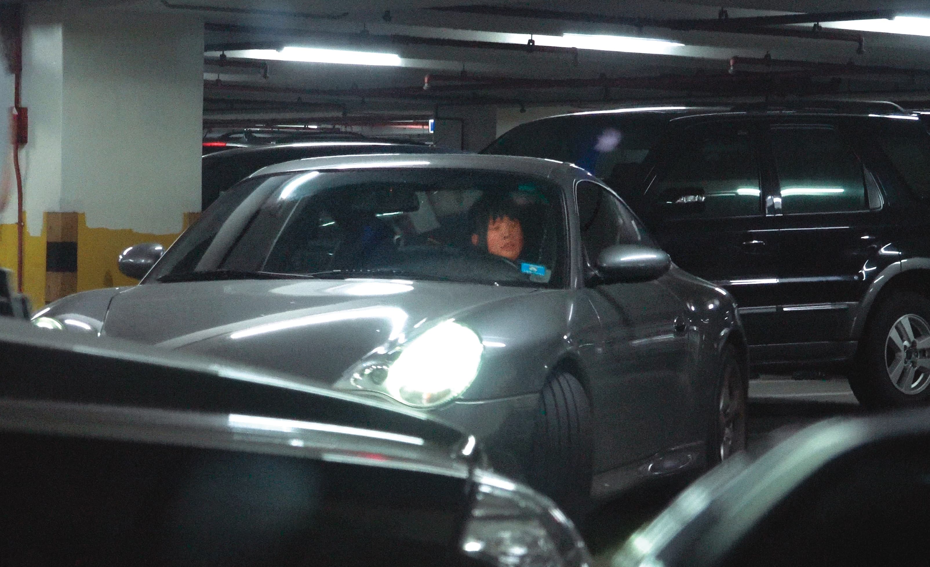 7月1日18：31，吳心緹開著胡釋安的車離開停車場；當天女生相當大方地把男生的車占了一整日。