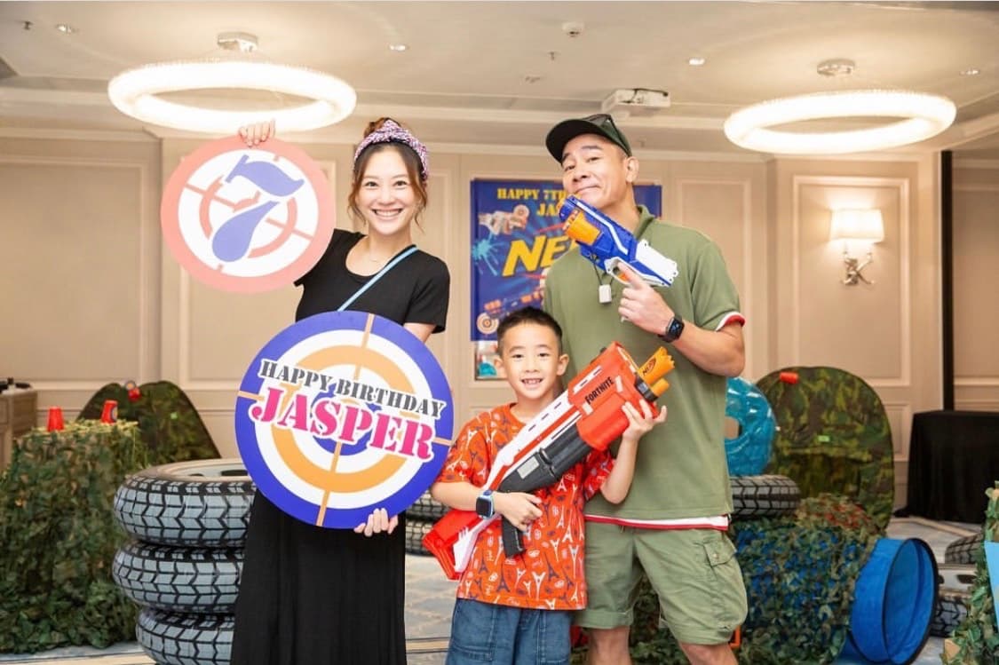 應采兒與陳小春特別幫兒子生日布置生存遊戲主題,讓Jasper相當開心。(翻攝自應采兒IG)