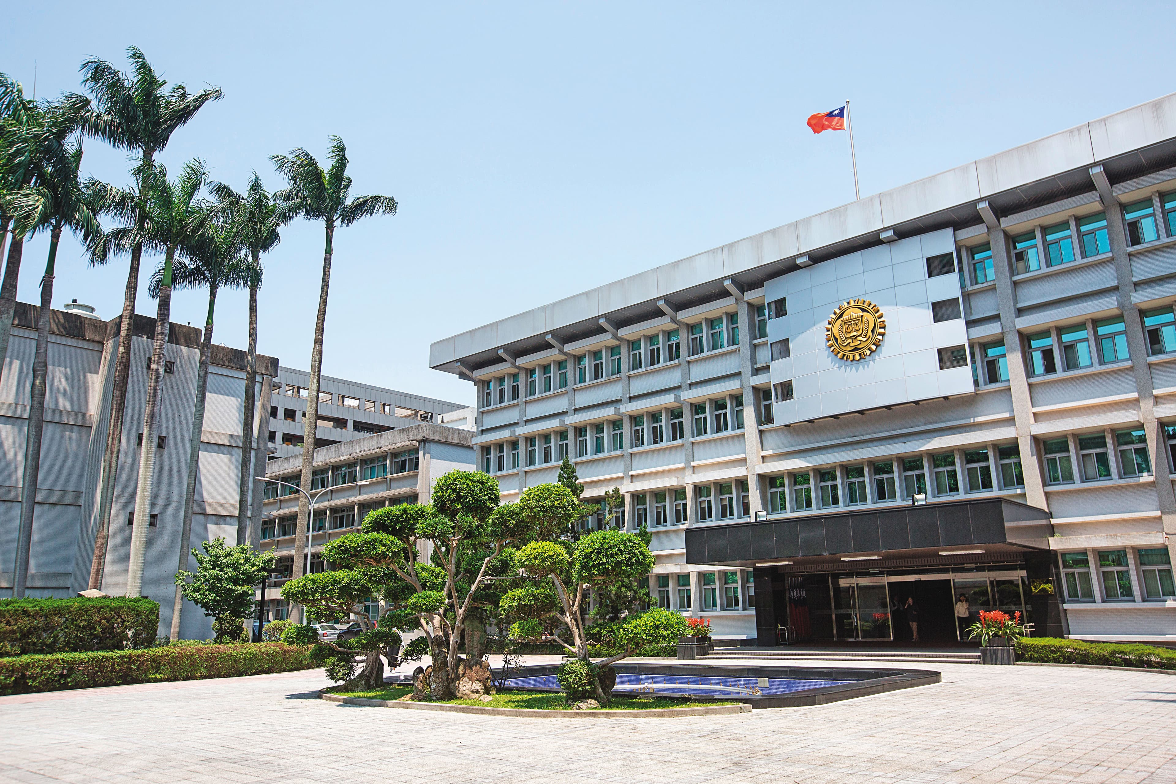 剛退休的台北市調處調查官郭詩晃涉嫌收賄500萬元,並將潤寅案簽結,成為調查局之恥,專案小組正積極追查賄款流向。