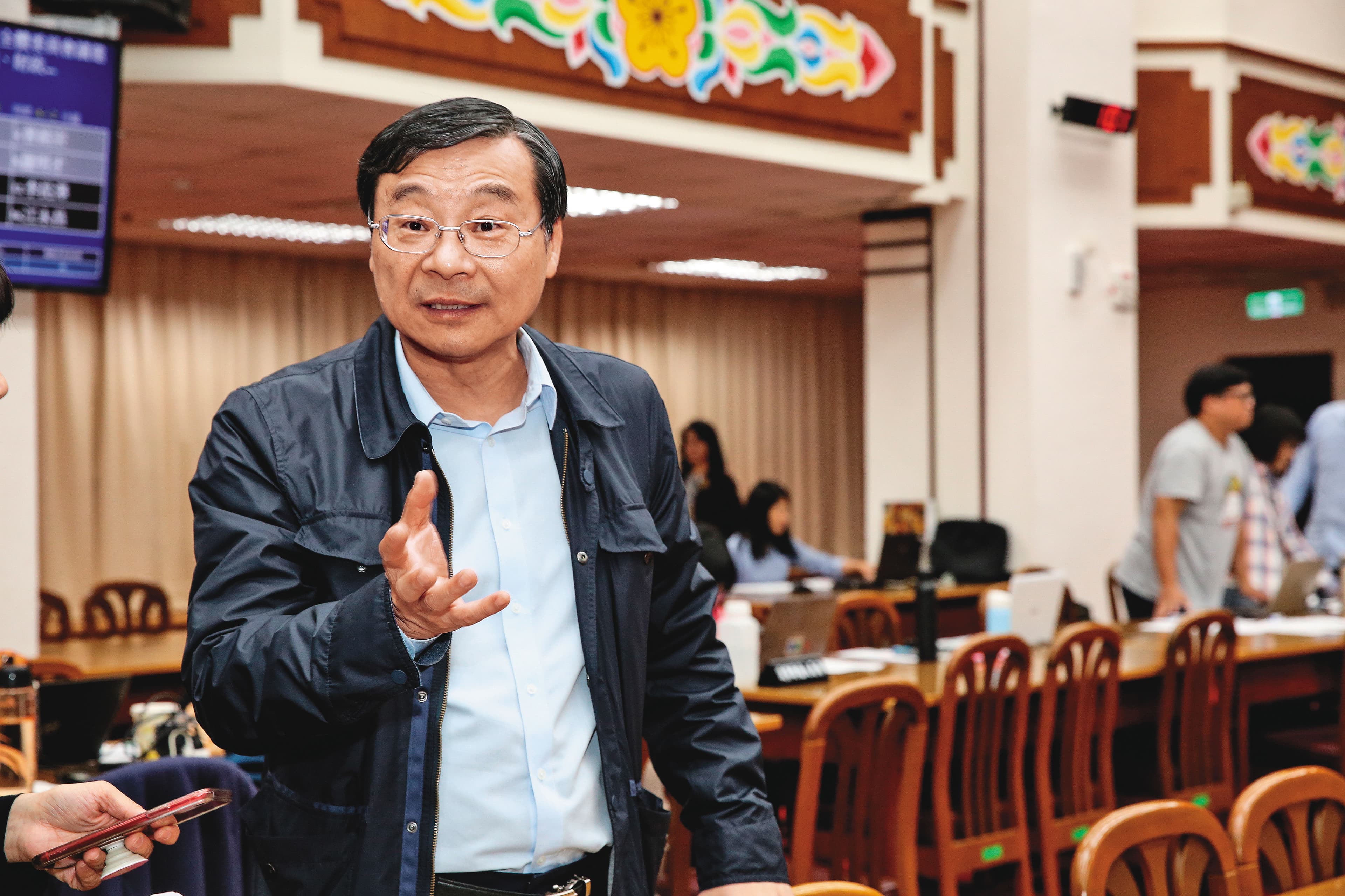 曾銘宗(圖)曾找來3家公股銀行開協調會,替潤寅展延還款,事後他稱不認識潤寅負責人,卻被楊文虎證詞打臉。