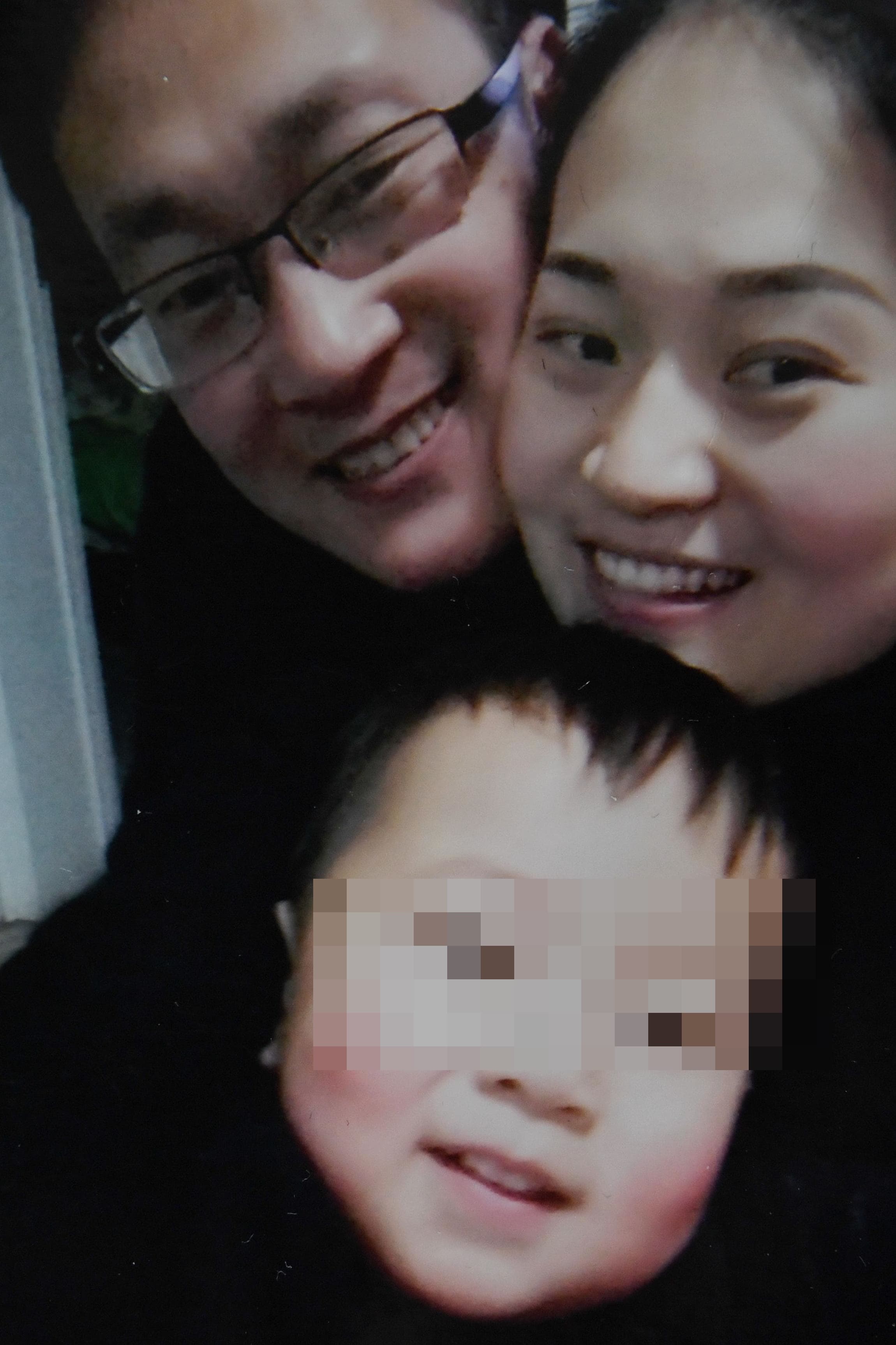 王全璋入獄前,稚子泉泉年僅兩歲半。2015年7月10日至到今年4月底,他錯過了孩子的成長,從一家三口的全家福照中缺席。(翻攝網路)