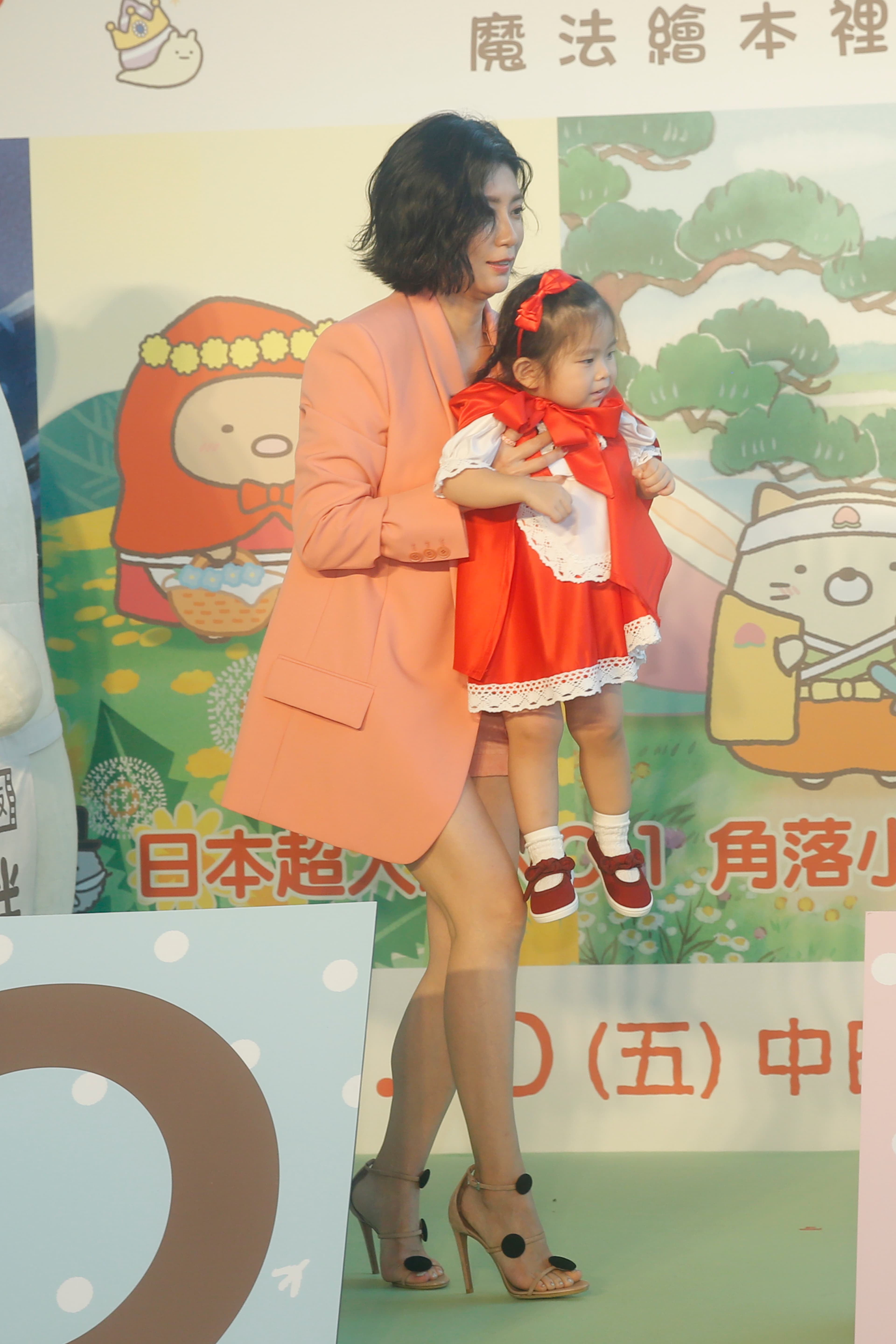 年紀最小的「小紅帽」渾然不知在玩遊戲，與白熊玩得正開心的她被賈靜雯一把抱走到正確的答題區。