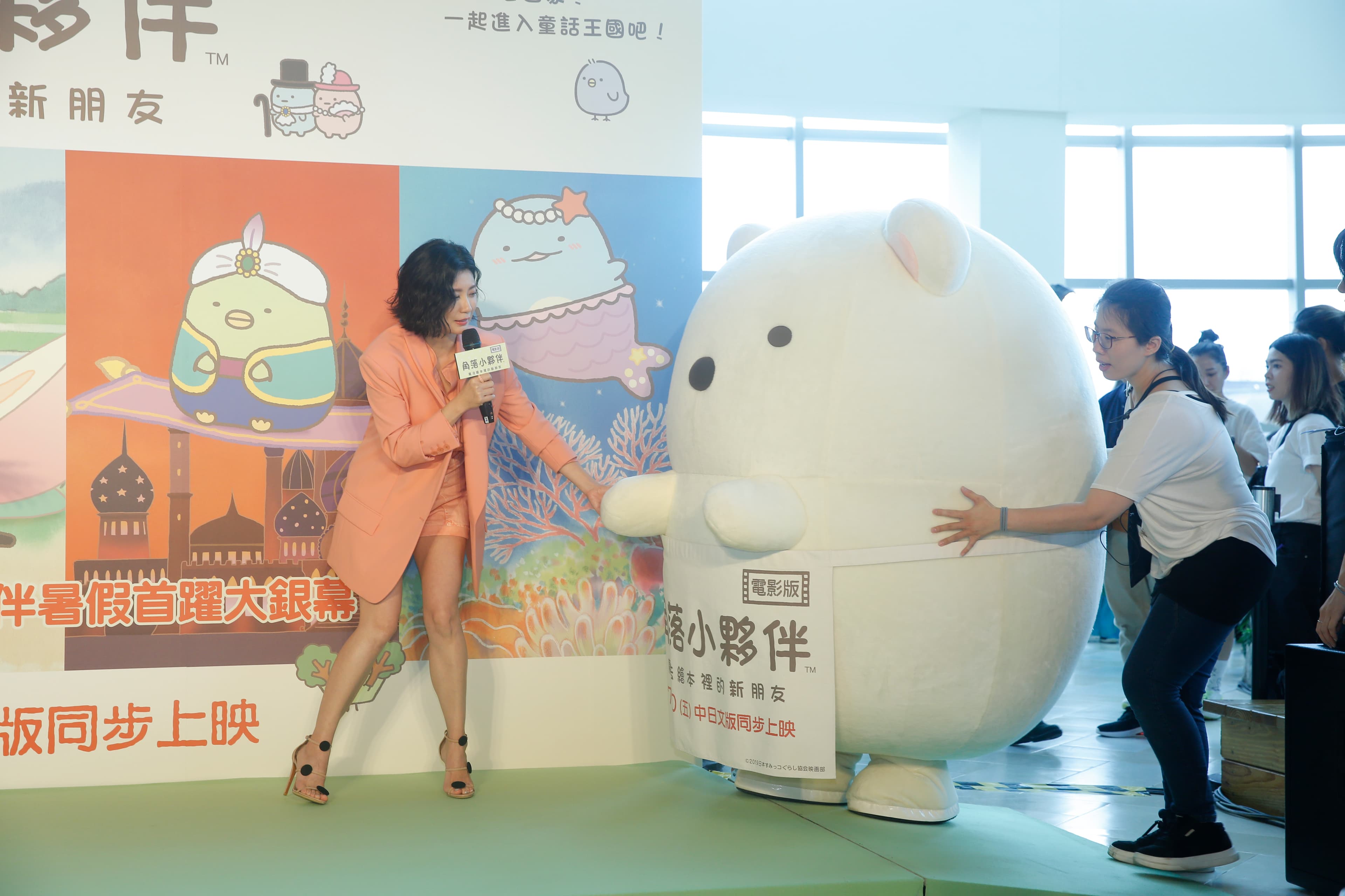 遠從日本專程來台的「白熊」身材圓滾滾，出場時賈靜雯深怕它摔倒，欲出手相扶。
