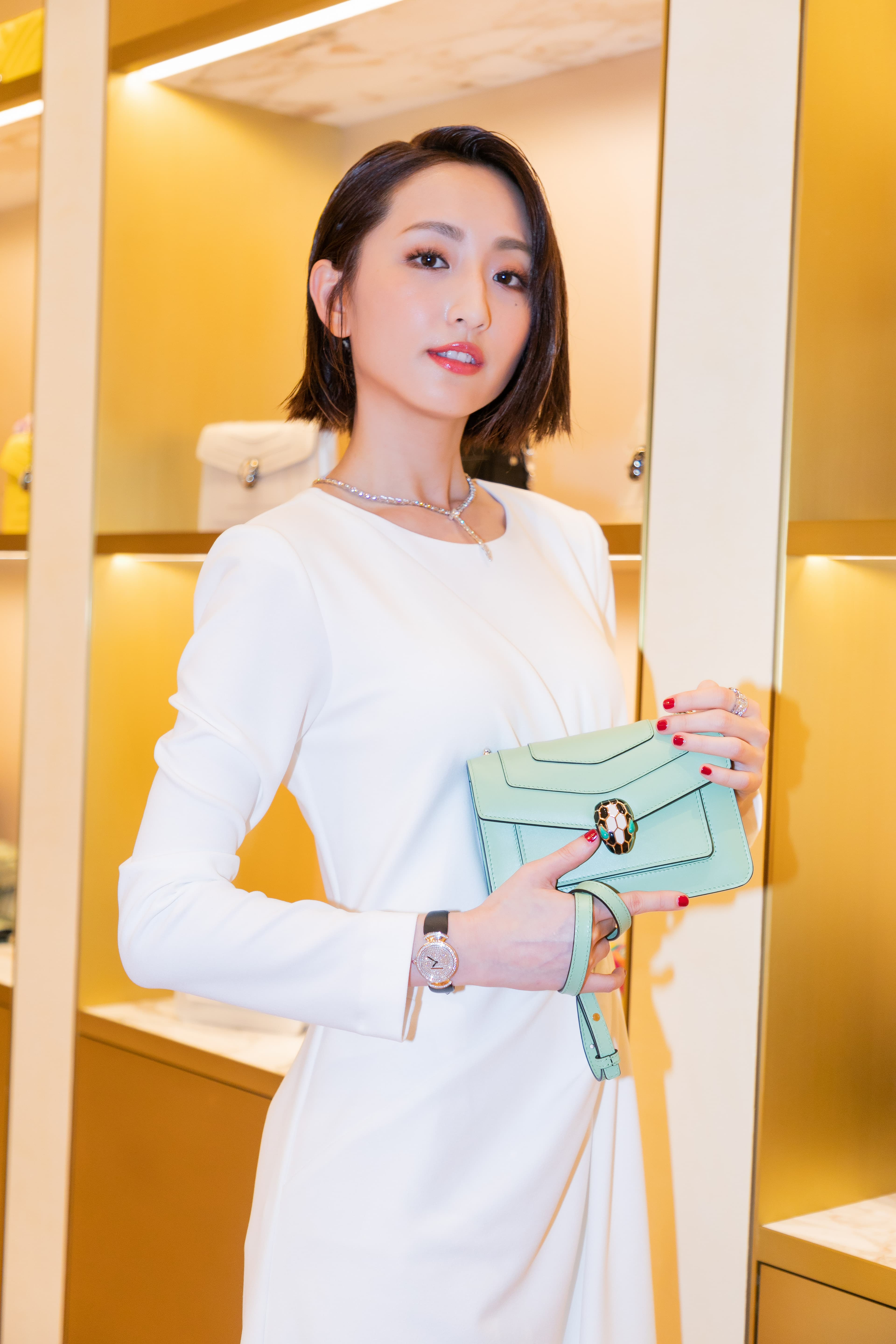柯佳嬿配戴BVLGARI Serpenti Forever薄荷綠色小牛皮肩背包。NT$80,500(寶格麗提供)