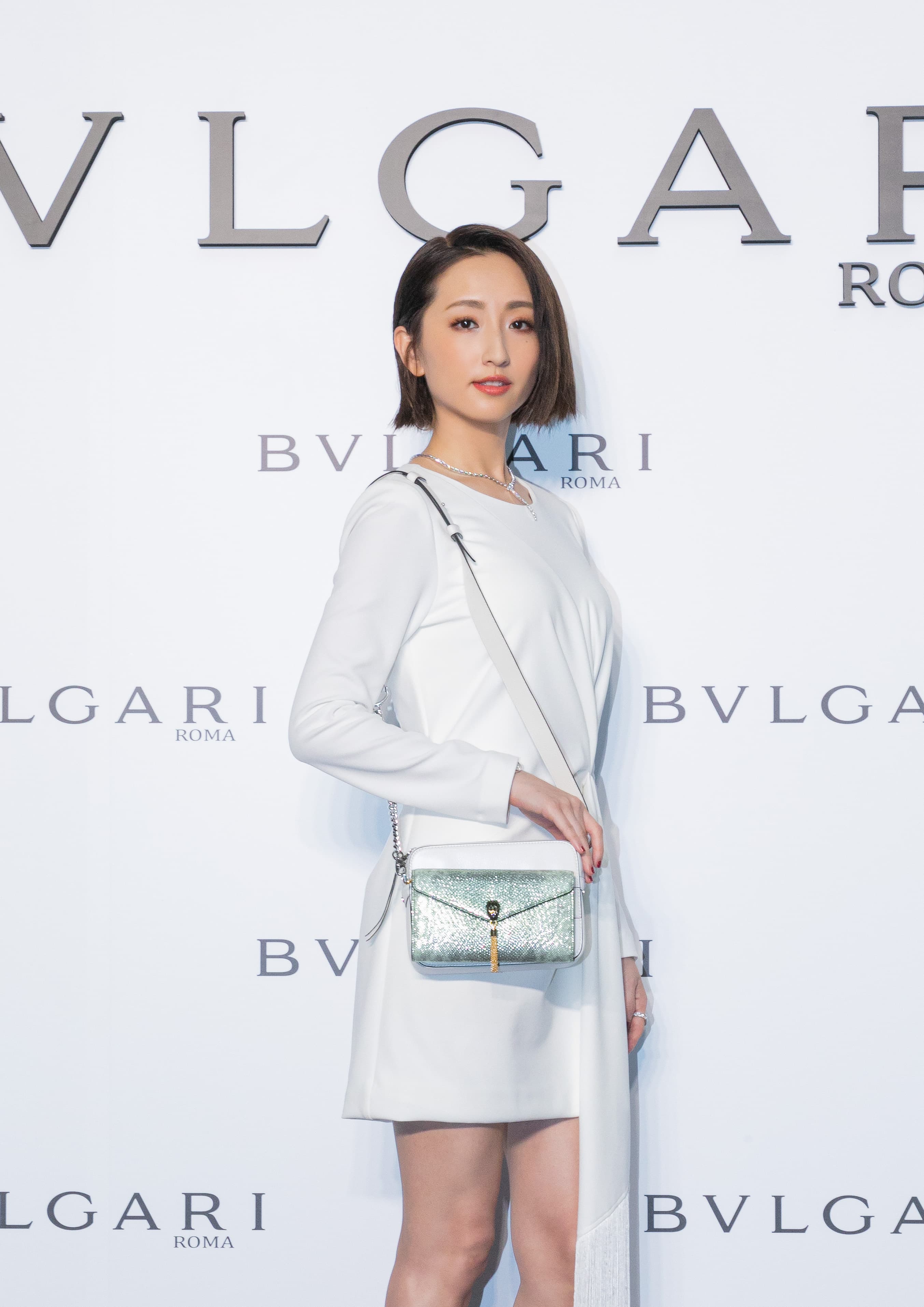 柯佳嬿最想買身上的BVLGARI Serpenti Forever 7 Ways相機包NT$55,500、Serpenti Forever薄荷綠色金屬水蛇皮手拿包NT$35,300。(寶格麗提供)