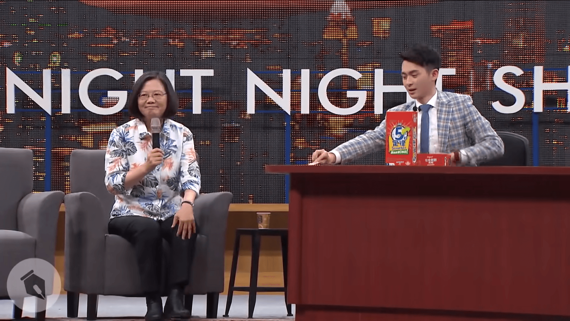 總統蔡英文去年4月上博恩夜夜秀專訪。(翻攝薩泰爾娛樂YouTube頻道)
