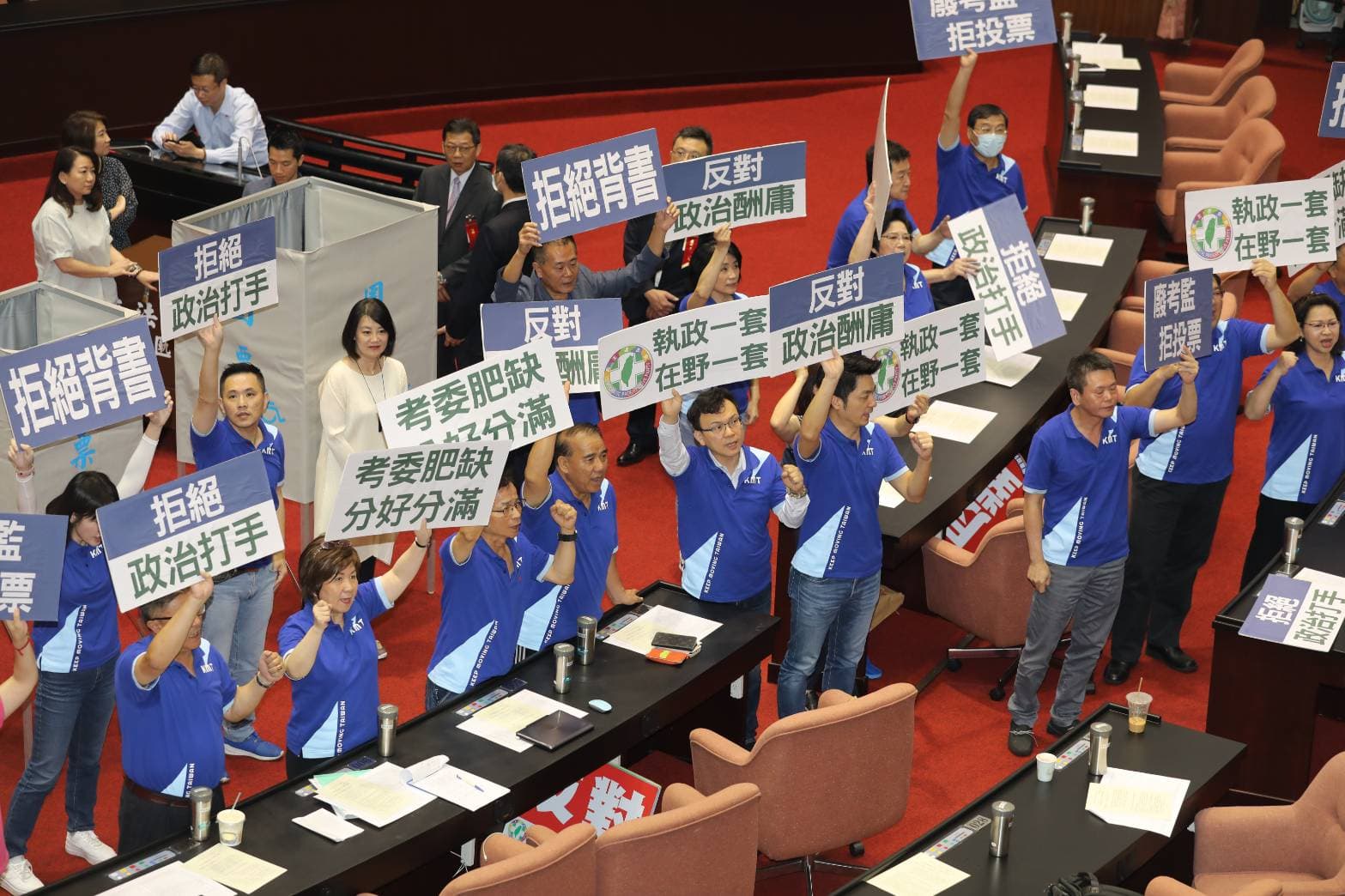 國民黨立委並未領票投票,僅一度進場高喊廢考監等口號。