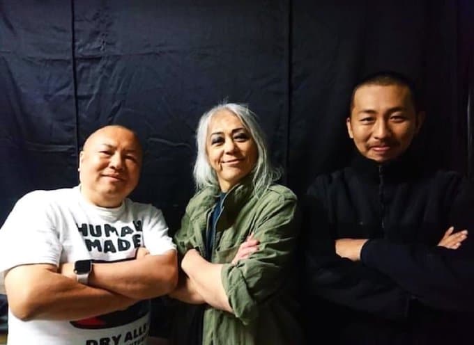 三宅唱(右)在拍攝時借助許多一瀨隆重(左)的經驗,中間為特殊化妝師Screaming Mad George。(翻攝mad_screaming Twitter)