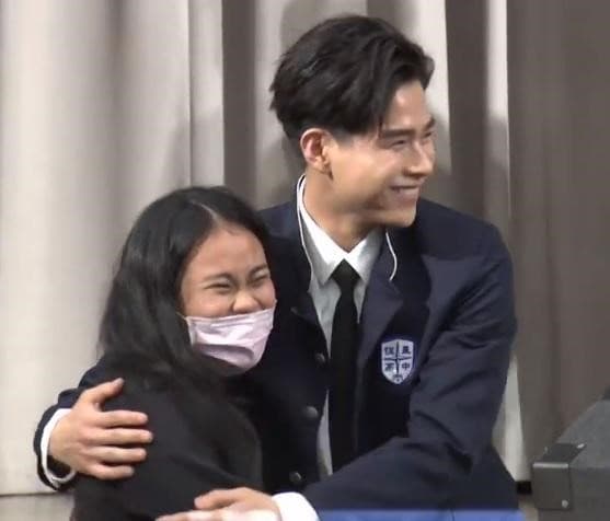 演員李齊下台和粉絲近距離接觸,還貼心給女同學愛的抱抱。(翻攝自《違反校規的跳投》臉書粉絲頁)
