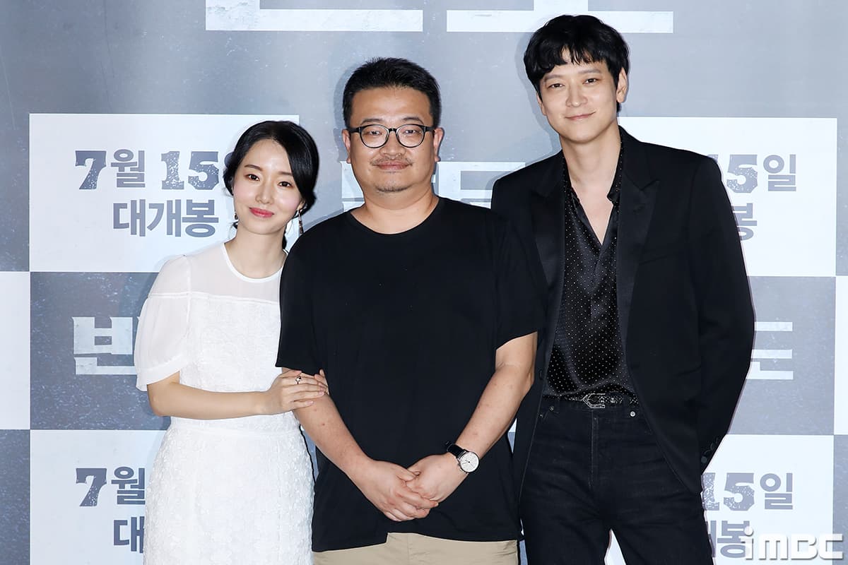 延尚昊導演(中)率領《屍速列車2:感染半島》主角姜棟元(右)和李貞賢出席媒體試映活動。(翻攝imBC)