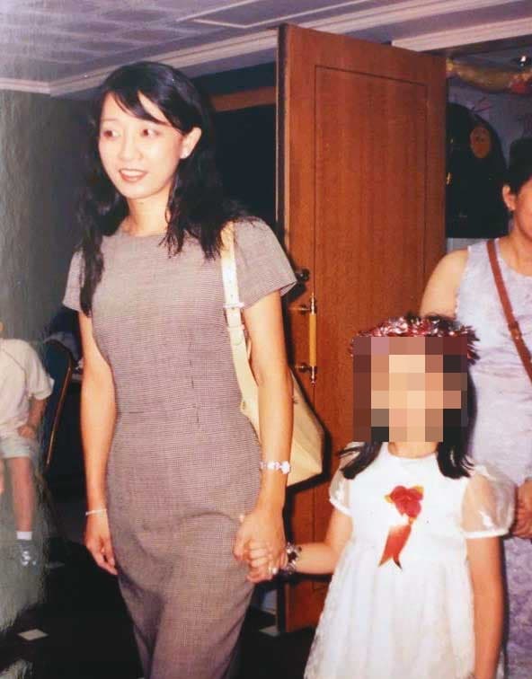 張麗綺(左)大學畢業後,與愛情長跑多年的初戀情人結婚,右為女兒。(張麗綺提供)