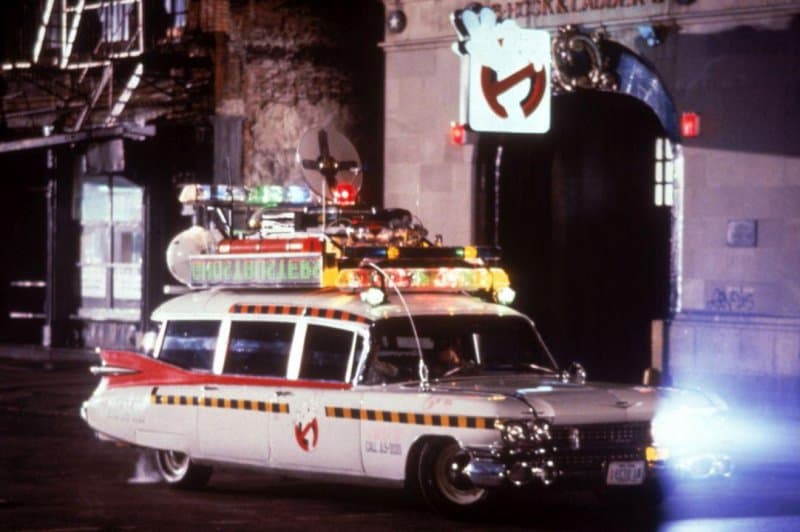 《魔鬼剋星(1984)》開著改裝過的靈車在紐約飛馳解決各種鬼怪難題。(索尼影業)