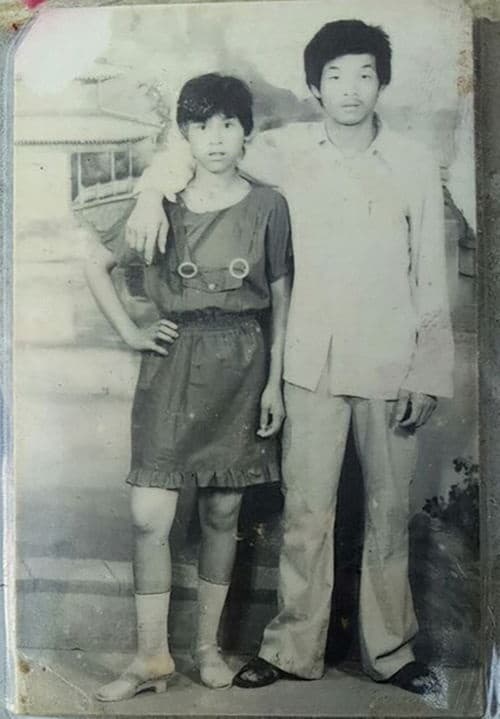 張玉環(右)年輕時與太太合照,他被捕後7年,太太雖受環境所迫與他離婚改嫁,仍不斷為他上訴。(翻攝中新網)
