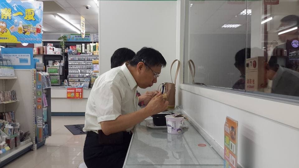 潘俊霖幫柯文哲拍下在超商吃泡麵,營造親民形象。(翻攝自潘俊霖臉書)