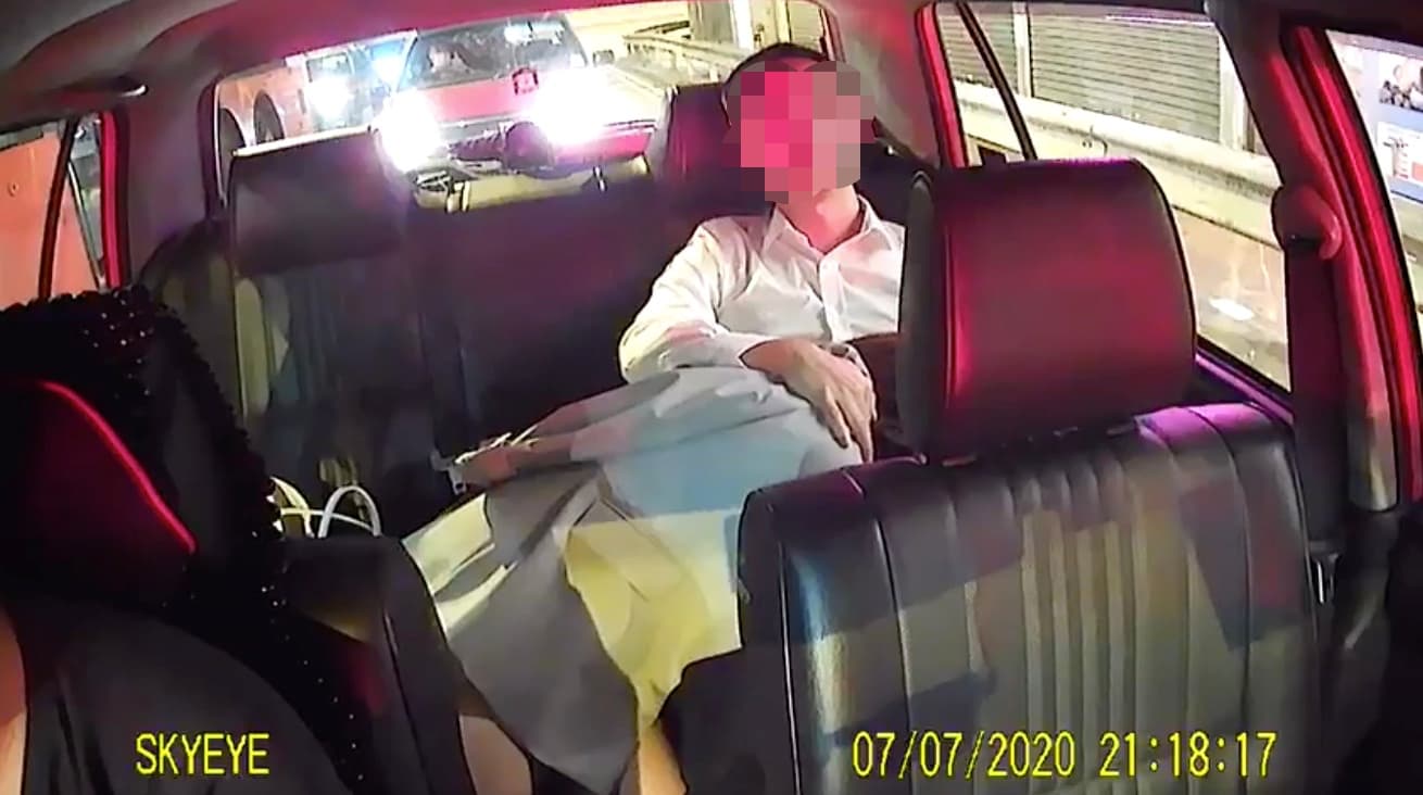 最後女方甚至趴在男方下體，激情程度更勝去年的許志安事件。（翻攝Play Hard玩梗社團）