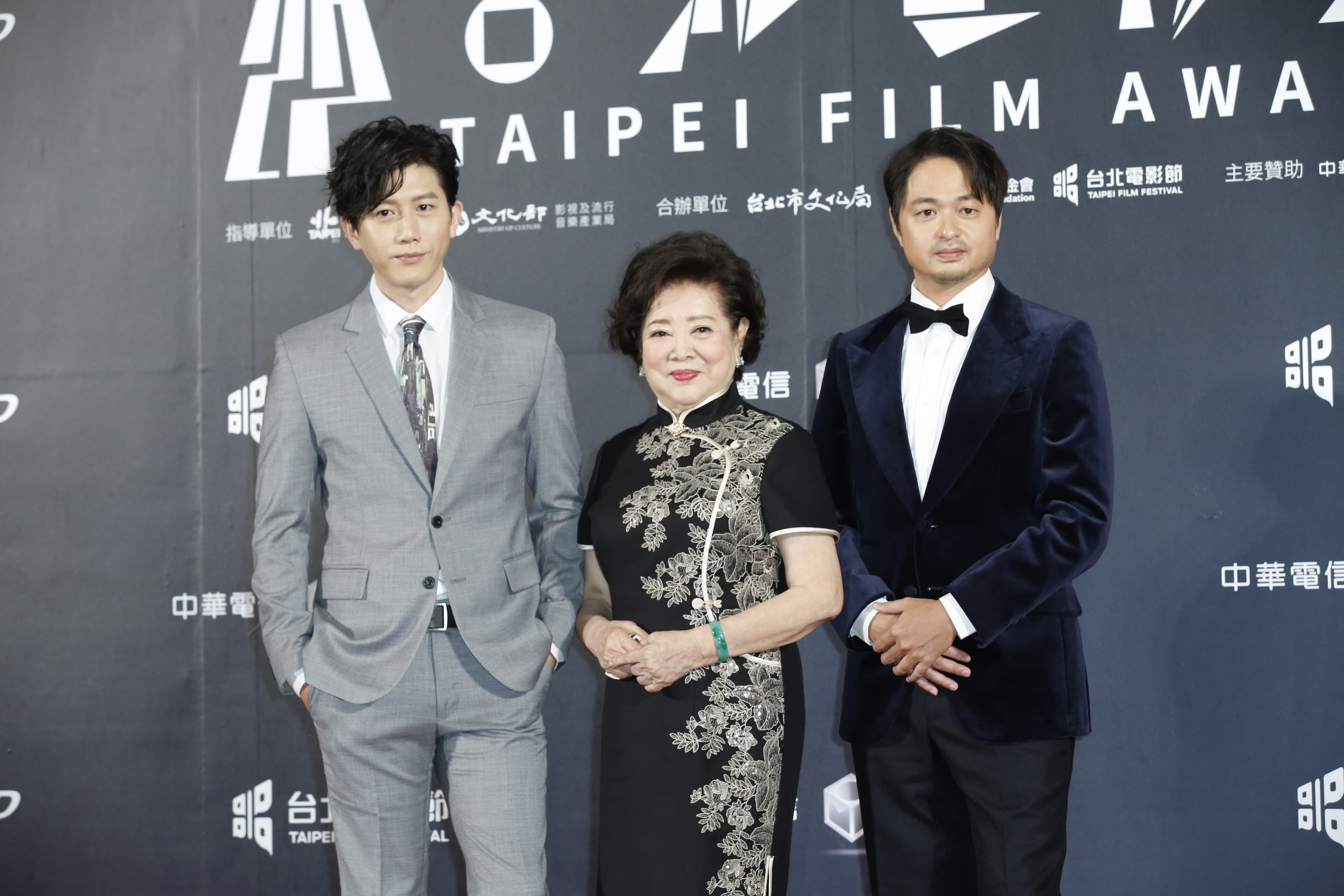 《親愛的房客》入圍3項大獎，導演鄭有傑（右）率入圍女配角的陳淑芳及莫子儀出席頒獎典禮。