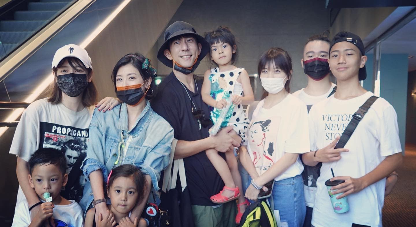 徐若瑄(左1)也帶著兒子Dalton來捧場,不過她打扮低調,網友竟是先見到Dalton才認出她。(翻攝自賈靜雯臉書)