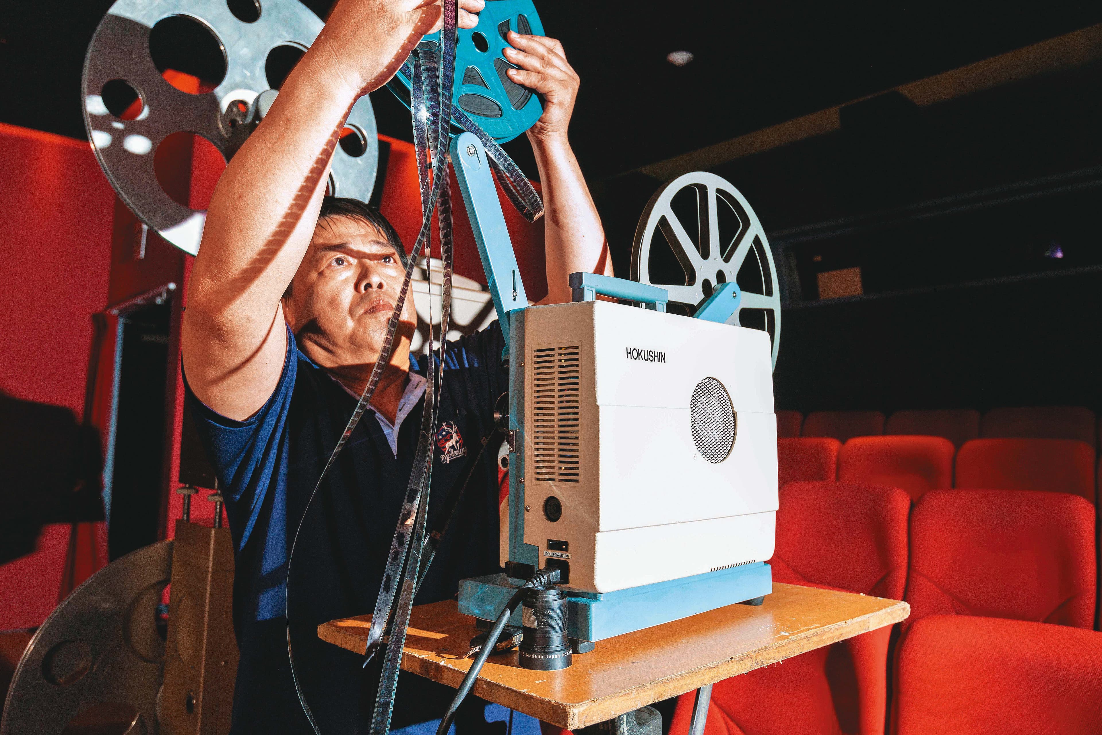 經驗豐富的江泰暾為了本屆台北電影節放映,在光點華山電影館架設測試16釐米放映機。
