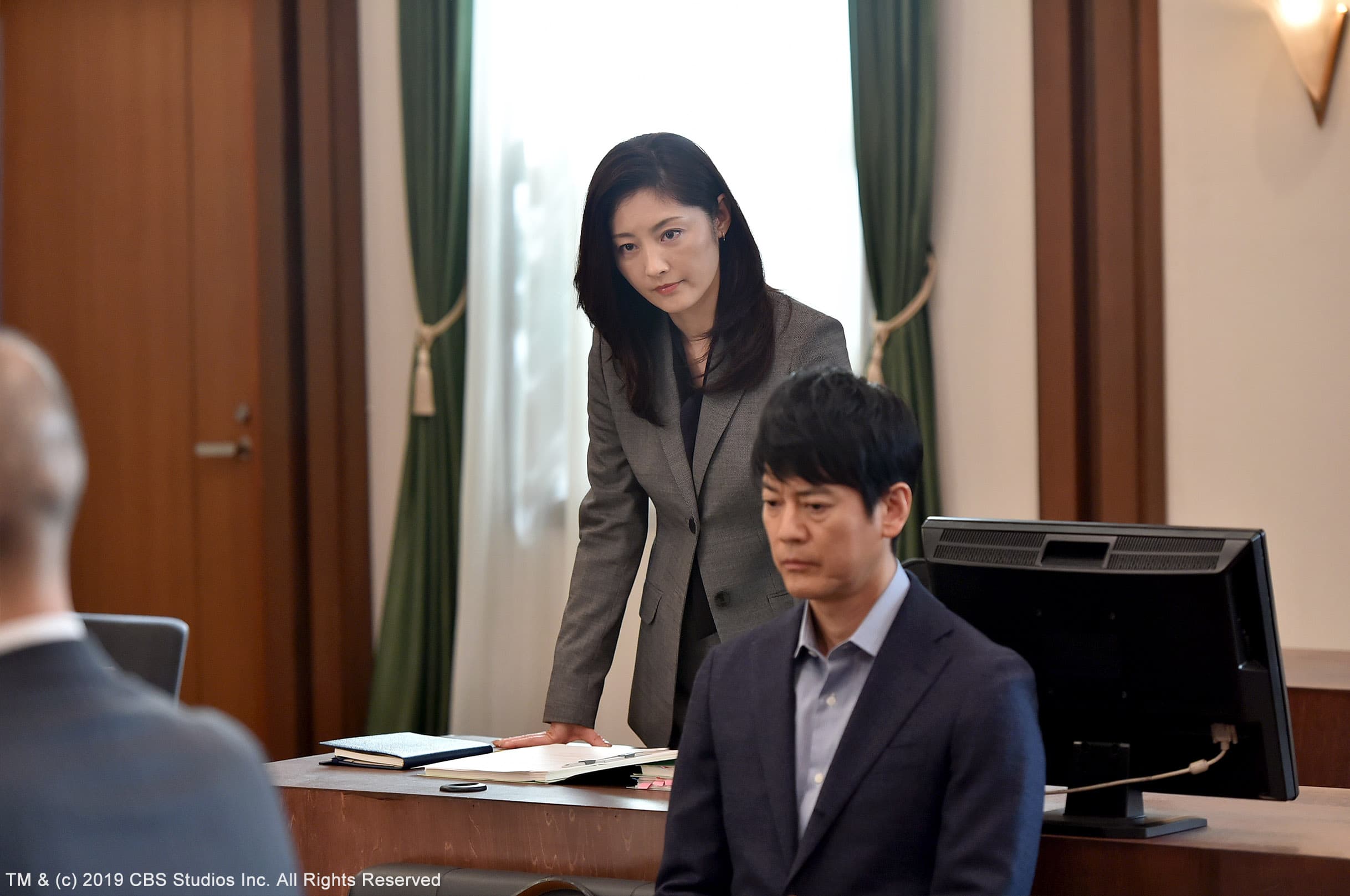 常盤貴子(後)在《賢妻大律師》和唐澤壽明演夫妻。(緯來日本台提供)