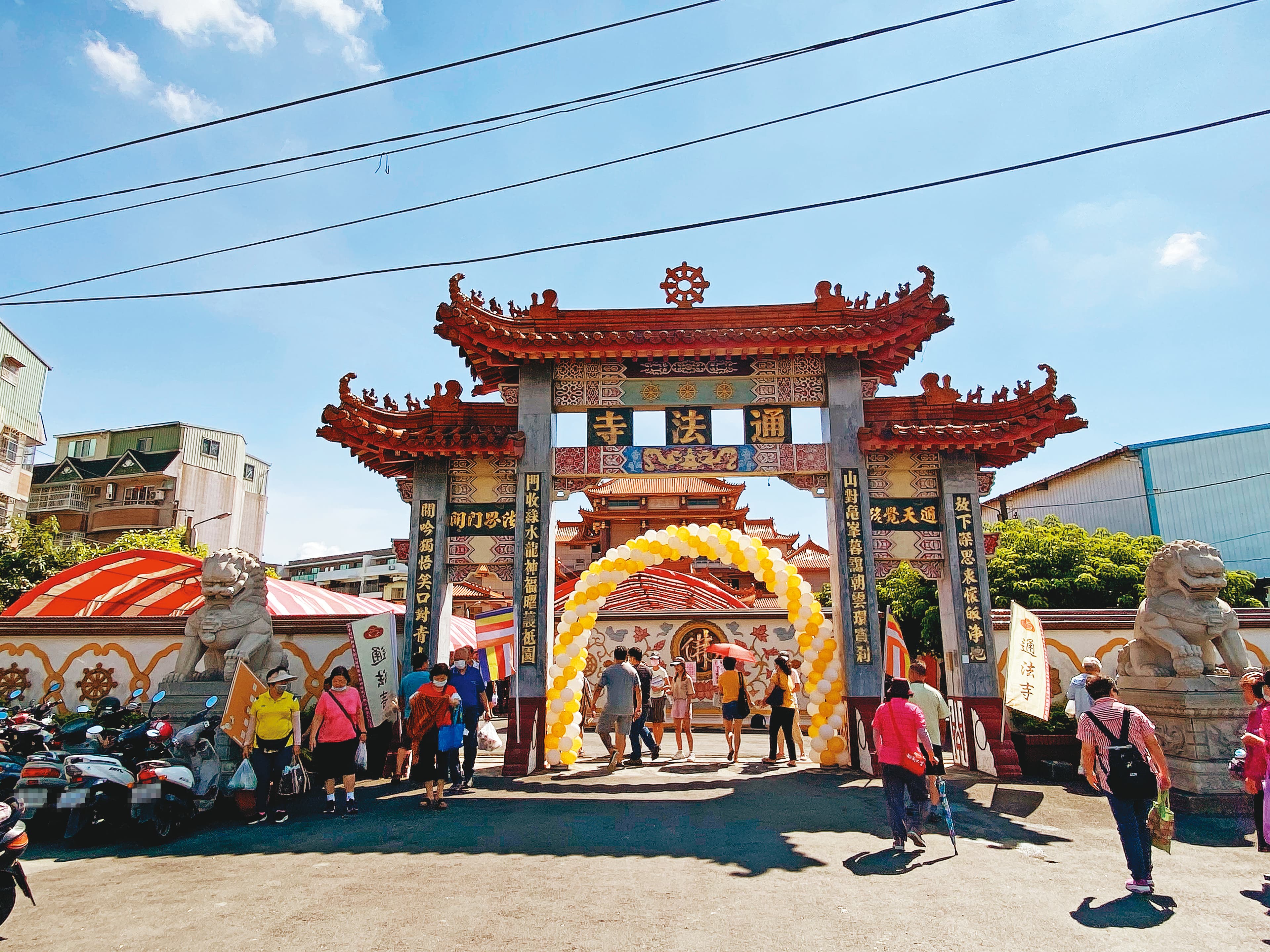 60年歷史的通法寺(圖)位於高雄仁武,近日成立然燈山佛教協會,並盛大舉辦園遊會。