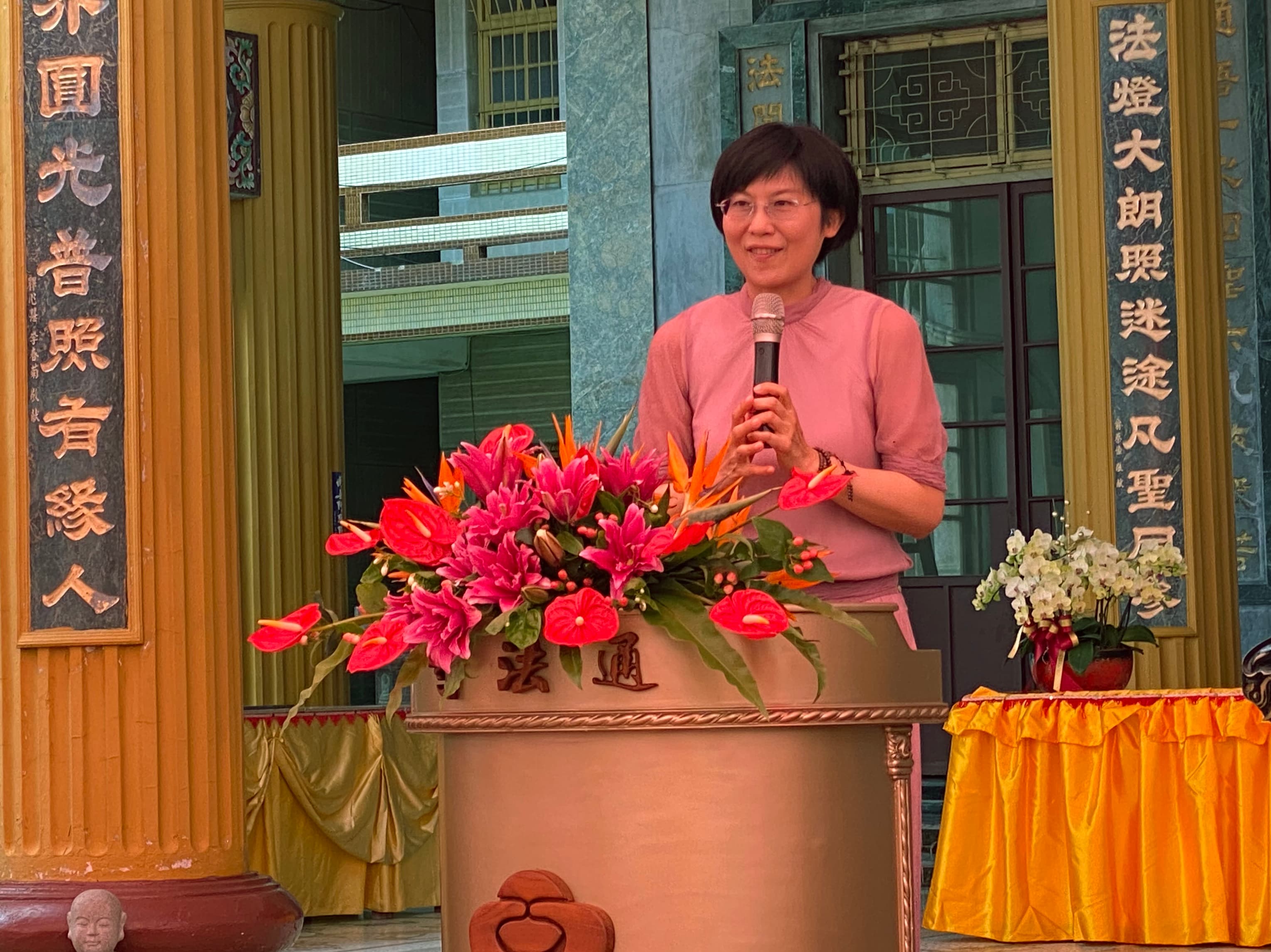 在通法寺擔任護法會長的林岱樺(圖),從住持釋煌智手中接下協會副理事長證書,卻遭爆為了寺院活動向工業區廠商施壓討贊助。