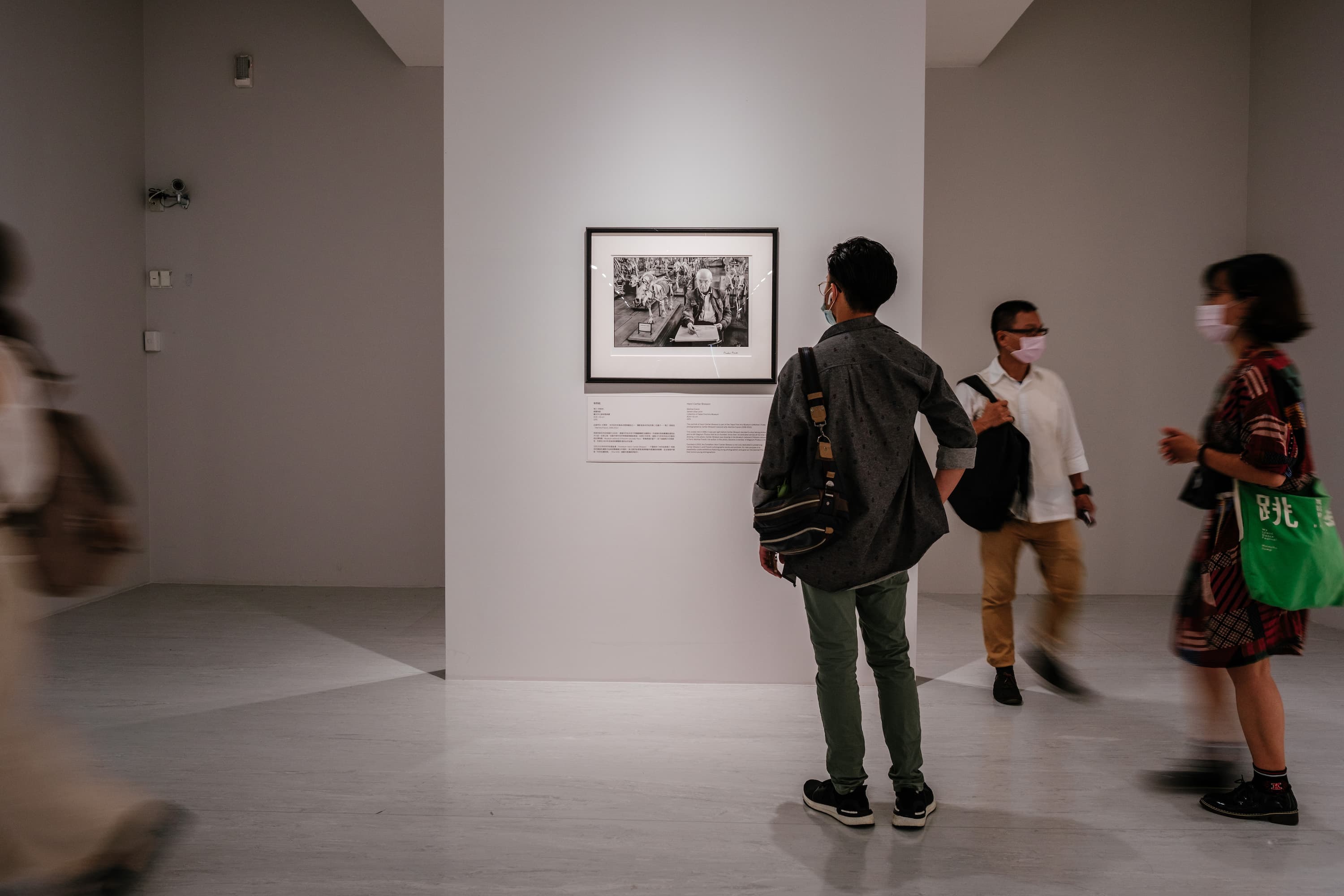 近日在北美館展出的「布列松攝影展」,集合了他早期在中國受到《生活》(Life)雜誌委託拍攝的許多作品,可窺見早期中國各個城市與現在的不同樣貌,參觀者專心看著布列松肖像照時,在動靜之間停留在那1/8秒的快門中。