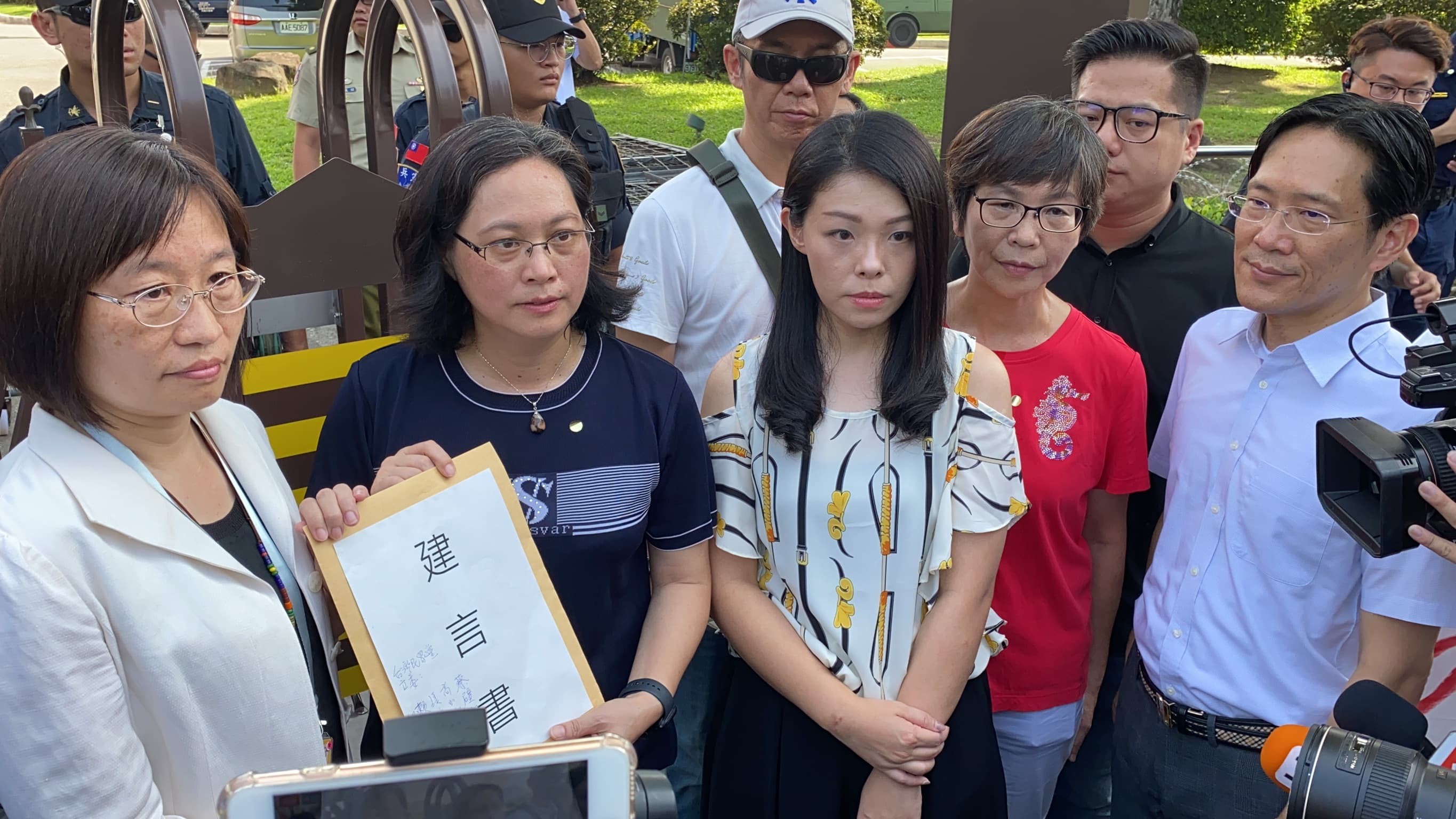 民眾黨立委前往總統府遞交建言書。(民眾黨團提供)