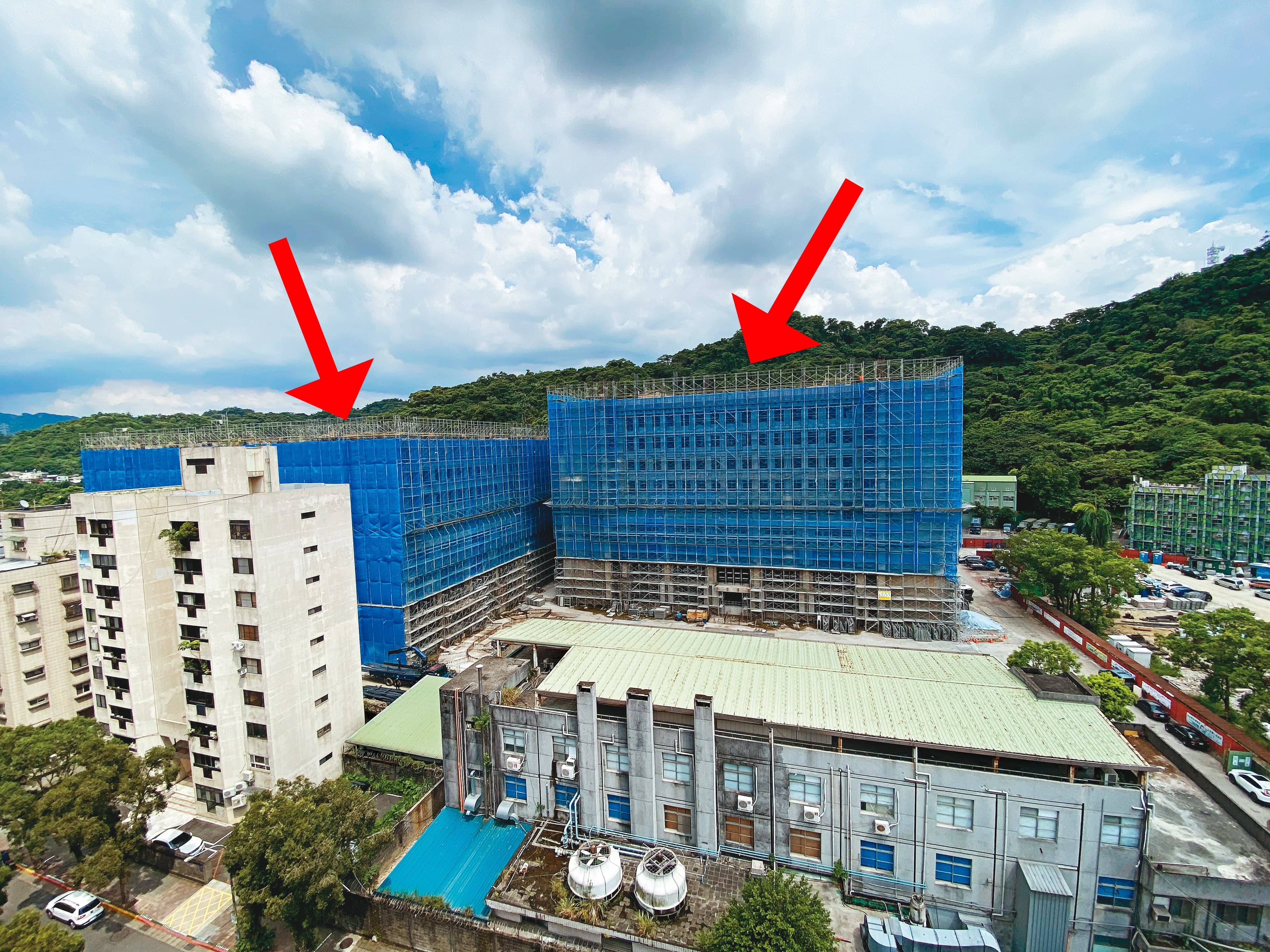 位於台北市基隆路、預定年底完工的空軍作戰指揮部營區改建案(箭頭處)爆發貪瀆案,檢調已密訊相關人,全案朝貪汙罪偵辦。