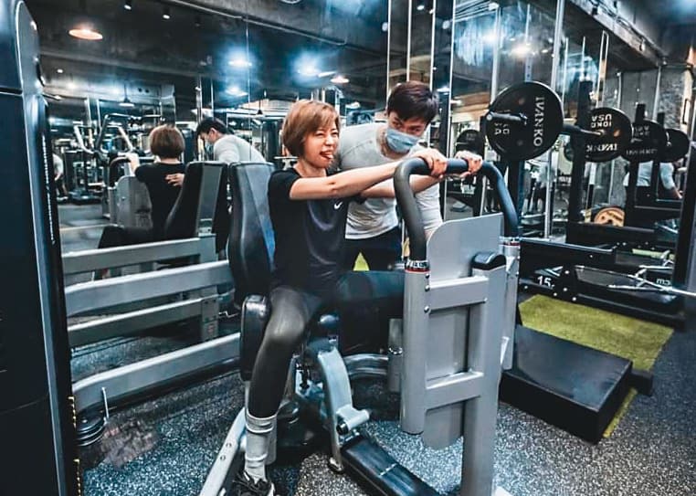 王瞳常常跟馬俊麟上健身房重訓,也因此跨越了友誼的那條線,就連幽會也選在健身房。(翻攝自王瞳臉書)