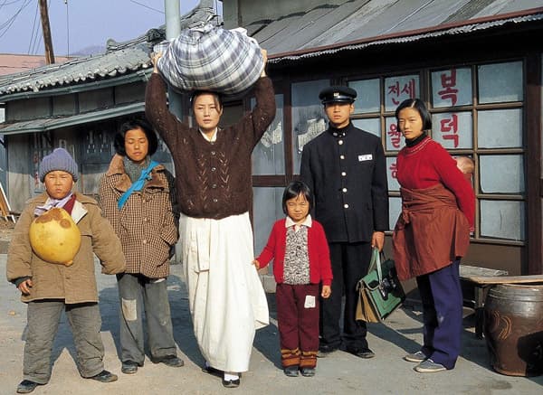 張美姬在《六個孩子》中飾演韓戰後咬牙撫育6個孩子的單親媽媽,是她在台灣最受歡迎的作品之一。(翻攝網路)