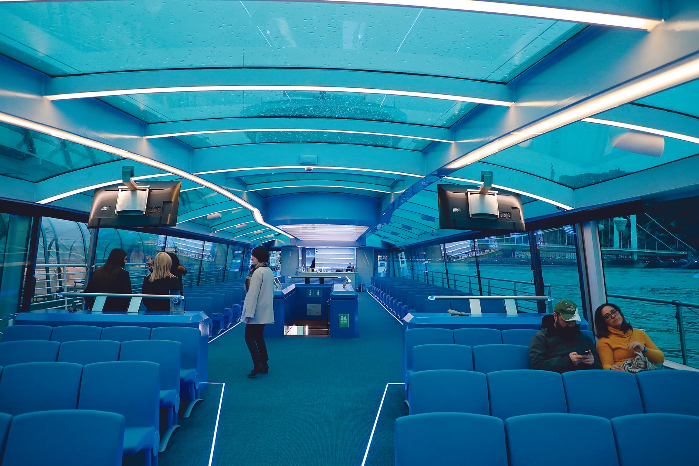 「Legenda City Cruises」的夜遊多瑙河行程，大都使用玻璃頂的河輪。