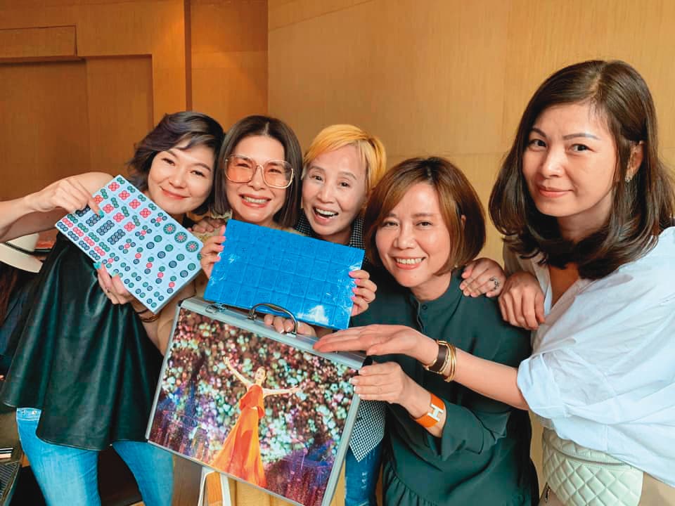 張清芳離婚後,2個兒子不在身邊,由台胡瓜前妻秀秀(右一)等好友陪伴渡過低潮。(翻攝自李明依臉書)