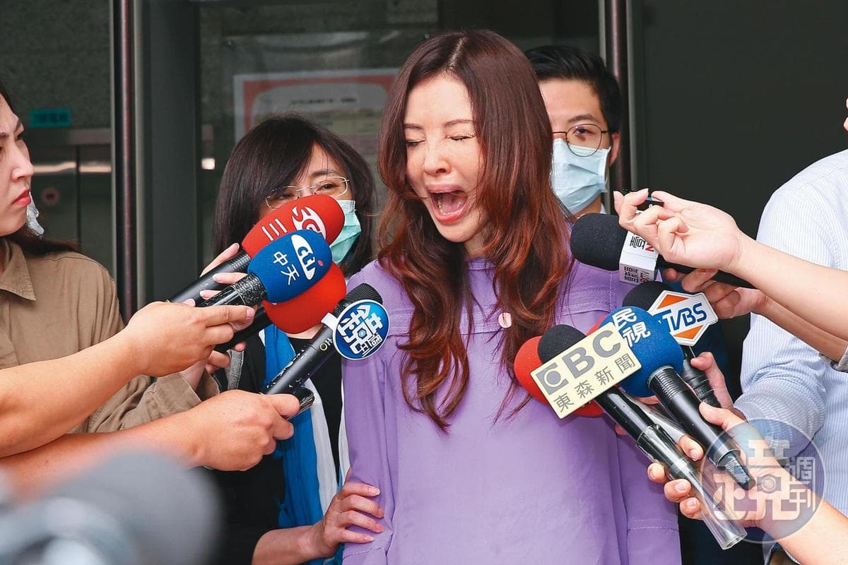賴芳玉曾為不少名女人打離婚官司,何如芸出庭時痛哭,賴芳玉也在旁給予安慰。
