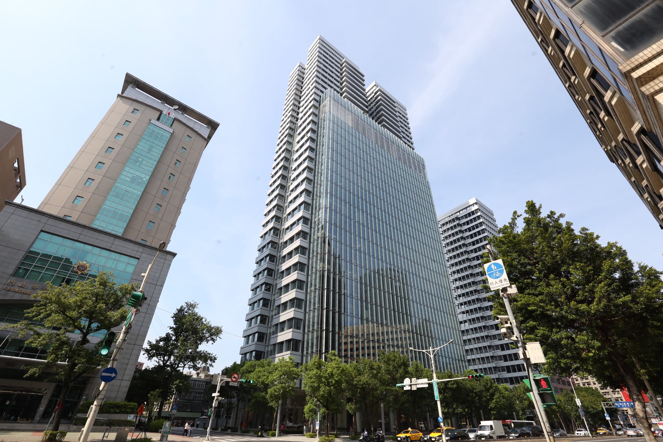 張清芳離婚後，暫時搬離原本的外雙溪別墅，住進新落成的百坪豪宅（圖）。