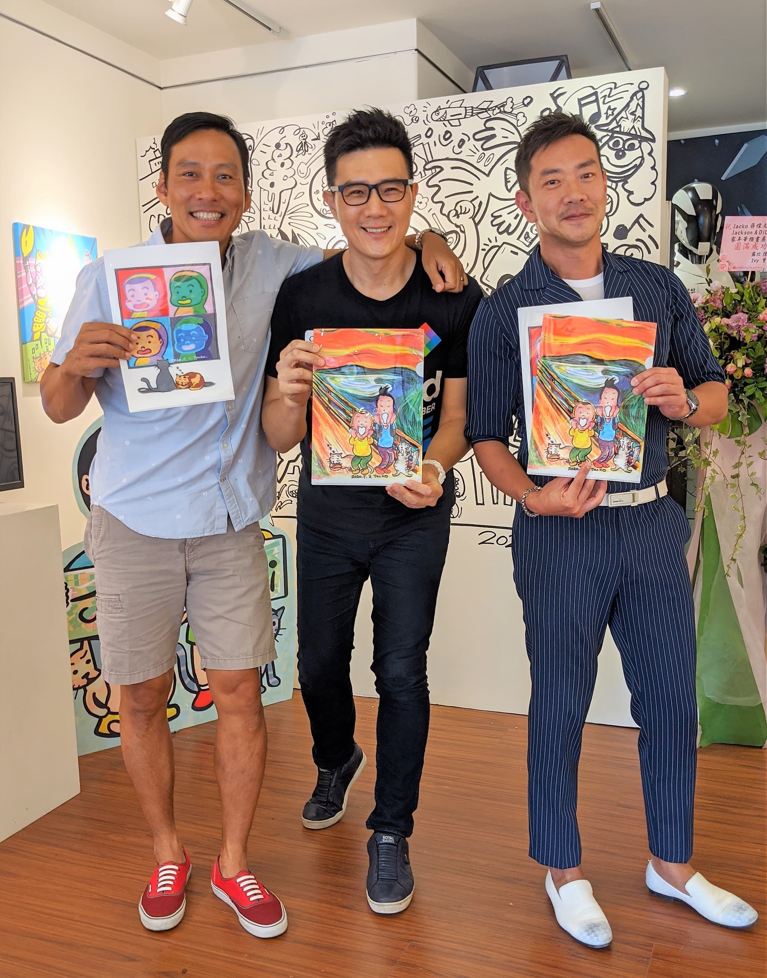 艾力克斯(左)和江俊翰開心收下蔣偉文(中)畫展週邊商品。(艾迪昇傳播提供)
