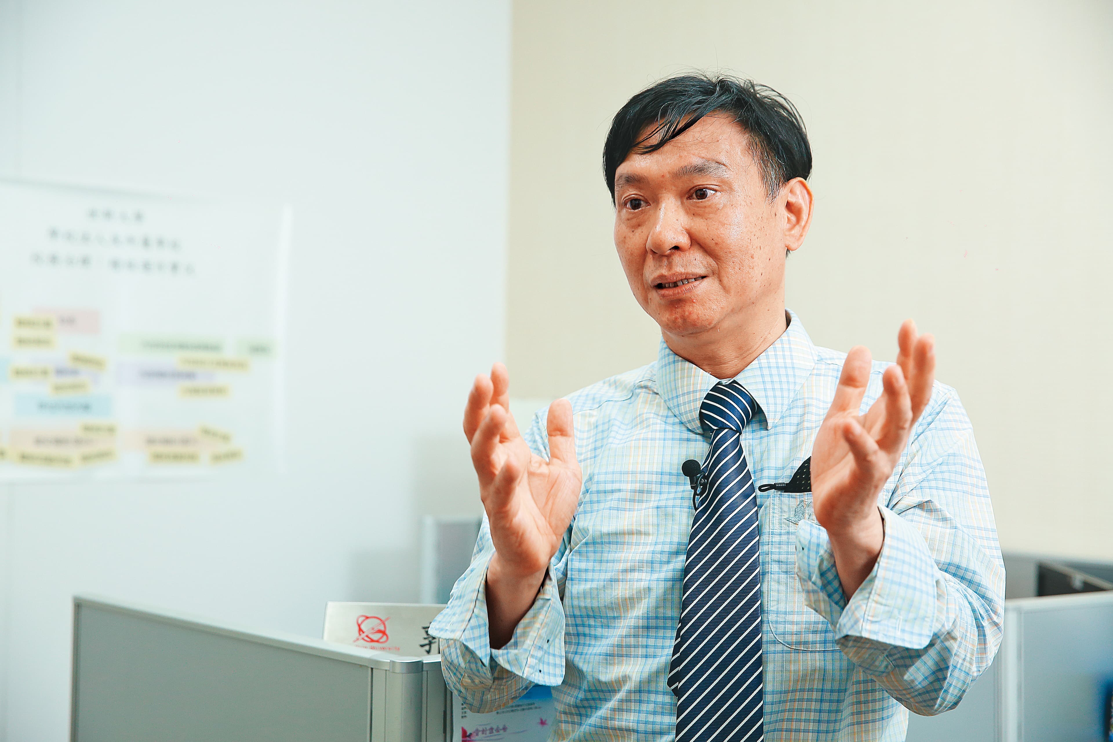世新大學財金系副教授郭迺鋒強調,銀行必須將客戶視為資產,重新審視制定理專獎懲制度。