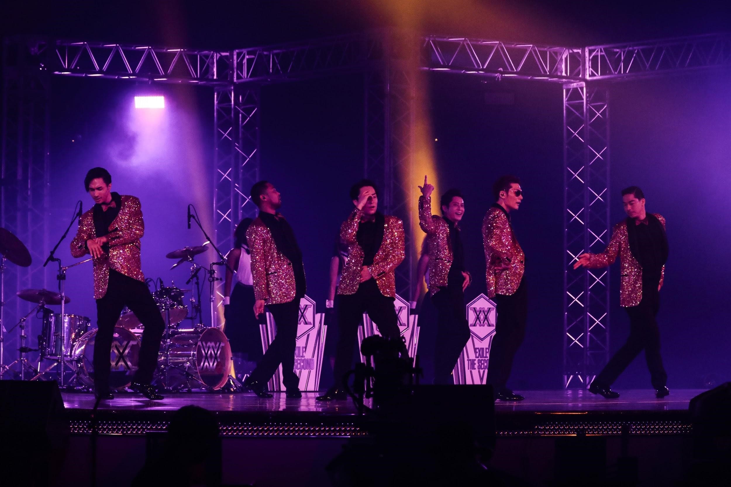 AKIRA(右)所屬的「EXILE THE SECOND」透過直播帶來首次的付費線上演唱會。(LDH提供)