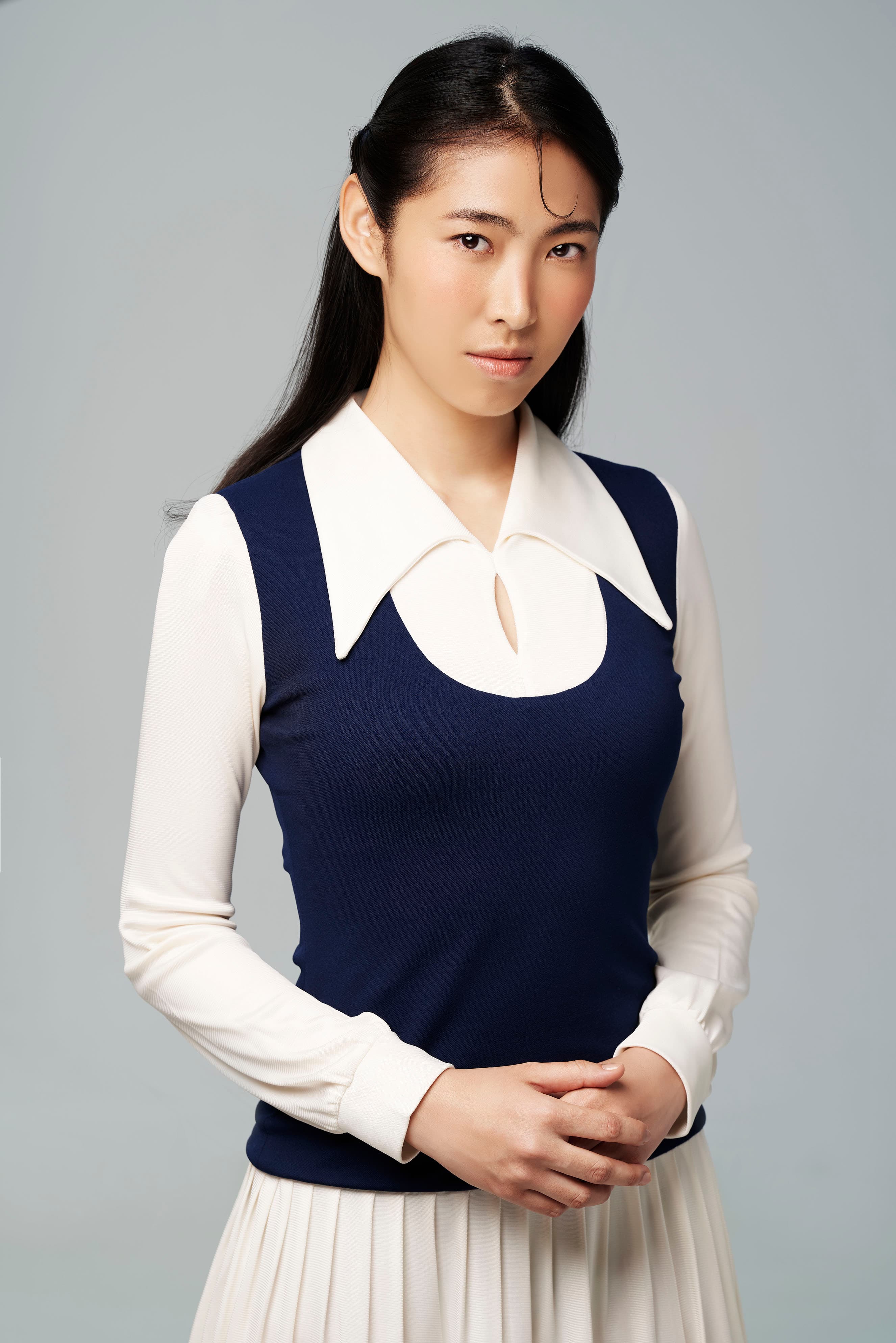王若琳的《愛的呼喚》精選了跨越60到80年代,中、日及粵語經典情歌代表作。(索尼唱片提供)