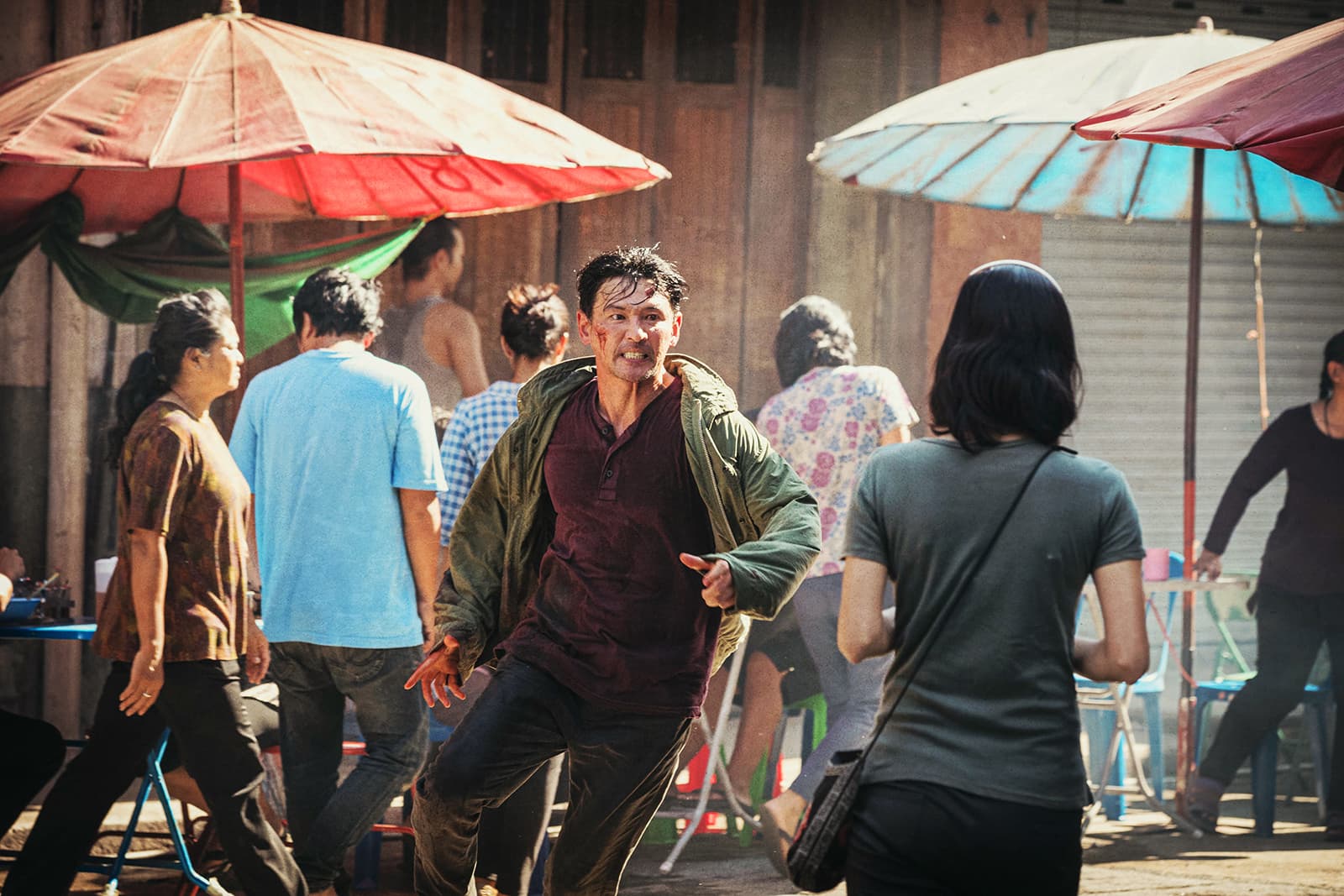 黃晸玟在《魔鬼對決》中是一名殺手,因牽扯到綁架事件赴泰國追查真相。(采昌提供)